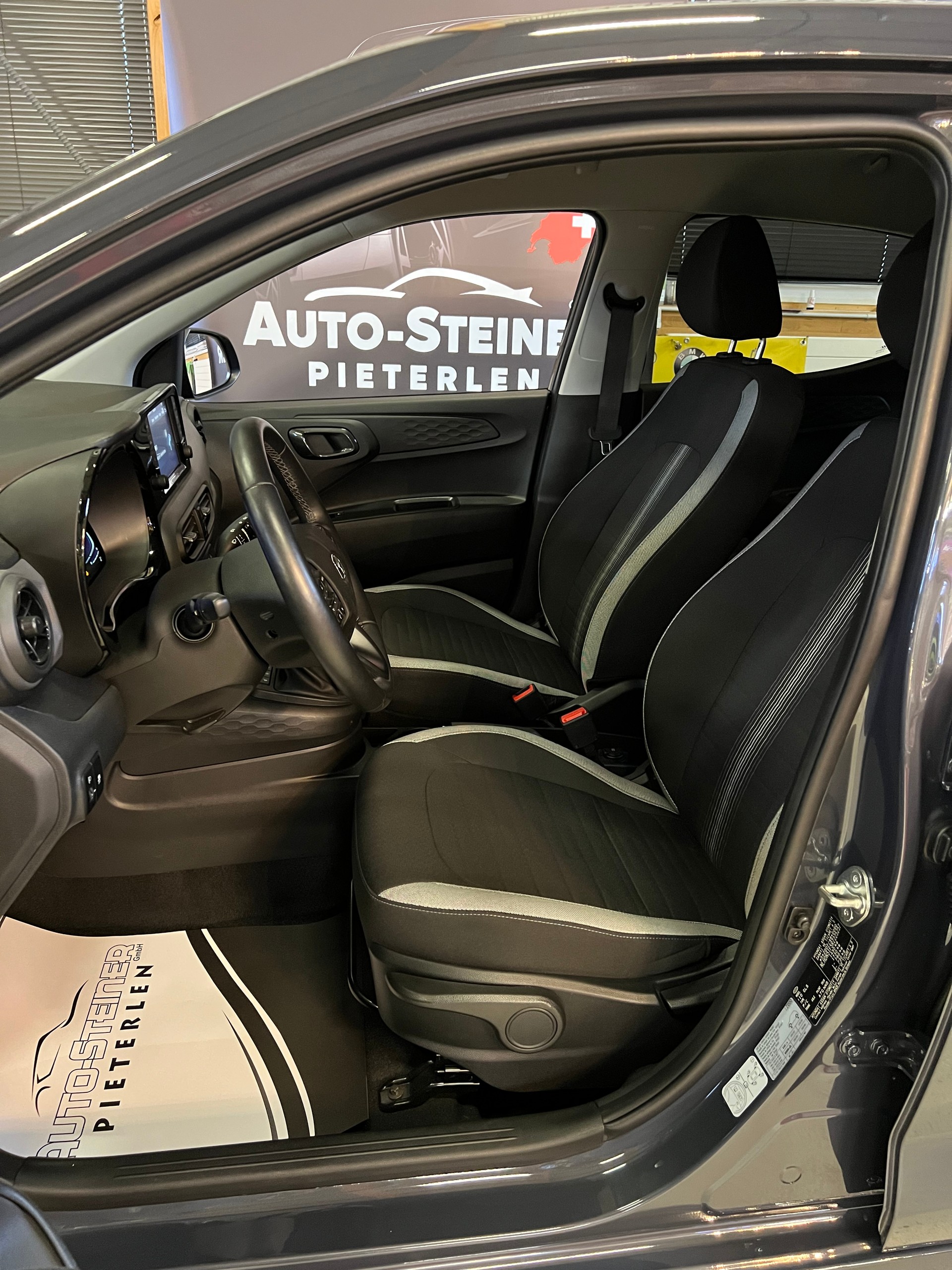 HYUNDAI i10 1.2 "BENZINER CH WAGEN" + SITZHEIZUNG + ALUFELGEN + VIEL ZUBEHÖR + SAUBER + GEPFLEGT. !! NUR 6`800 KM !!-image-5