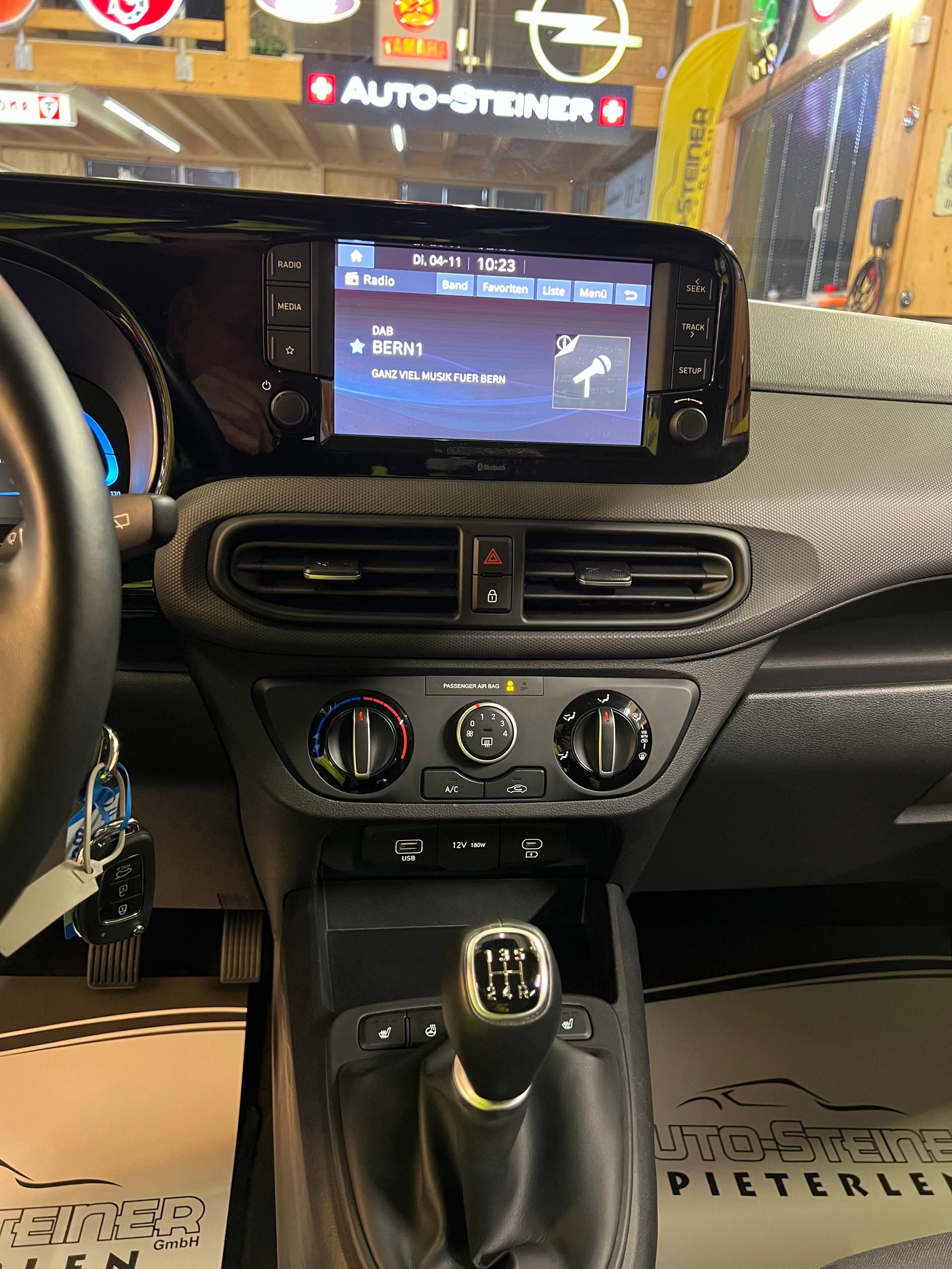 HYUNDAI i10 1.2 "BENZINER CH WAGEN" + SITZHEIZUNG + ALUFELGEN + VIEL ZUBEHÖR + SAUBER + GEPFLEGT. !! NUR 6`800 KM !!-image-15