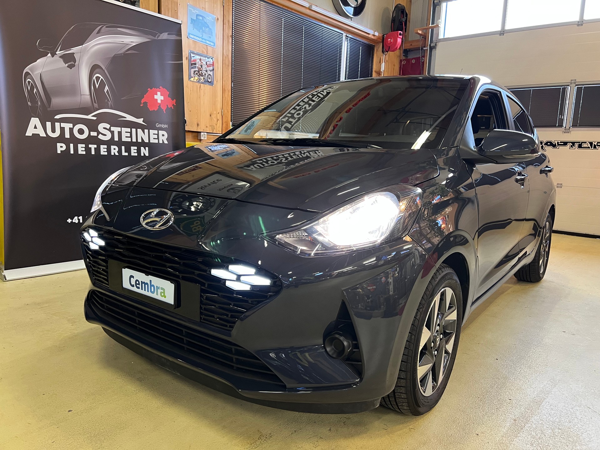 HYUNDAI i10 1.2 "BENZINER CH WAGEN" + SITZHEIZUNG + ALUFELGEN + VIEL ZUBEHÖR + SAUBER + GEPFLEGT. !! NUR 6`800 KM !!