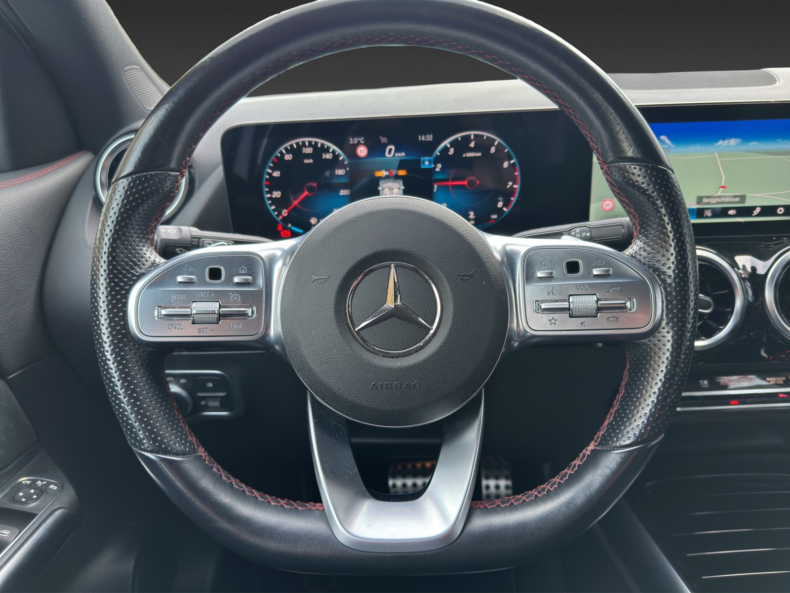 MERCEDES-BENZ GLA 250 4Matic AMG Line 8G-DCT-image-16