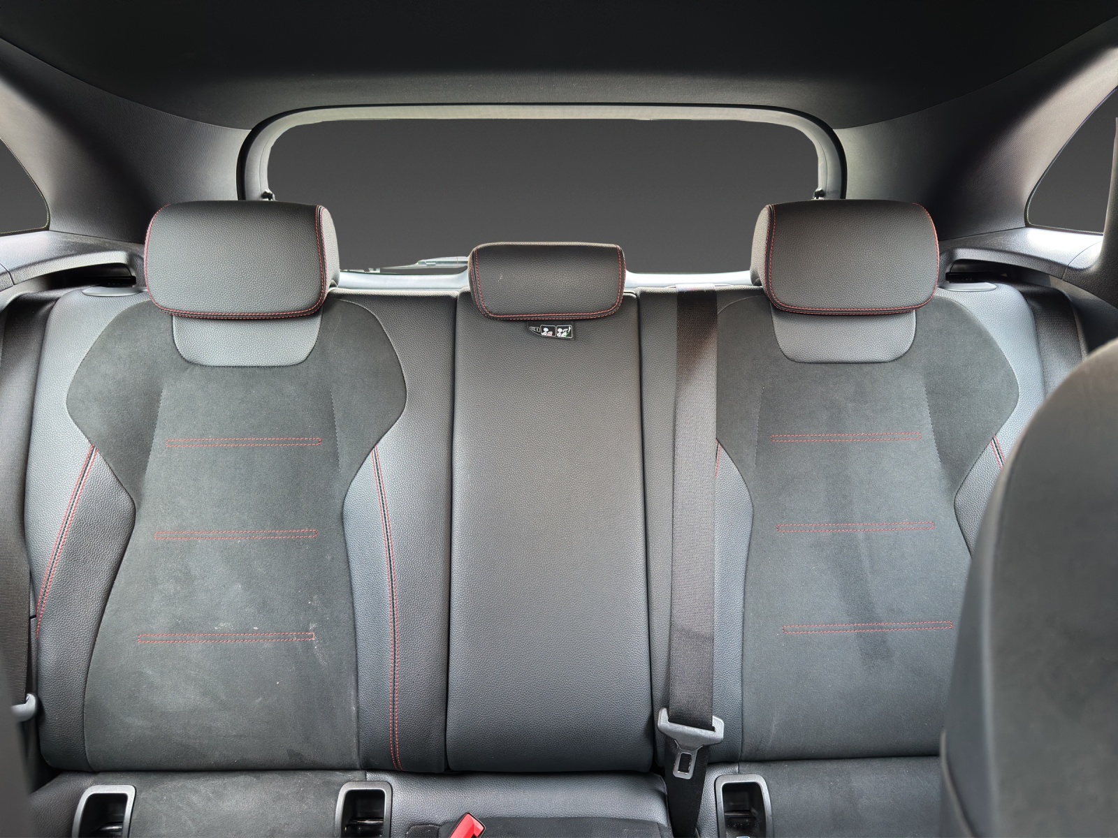 MERCEDES-BENZ GLA 250 4Matic AMG Line 8G-DCT-image-21