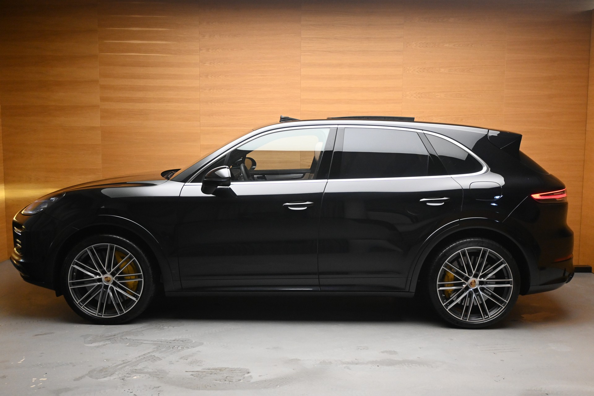 PORSCHE Cayenne Turbo S E-Hybrid-showroom-element-3