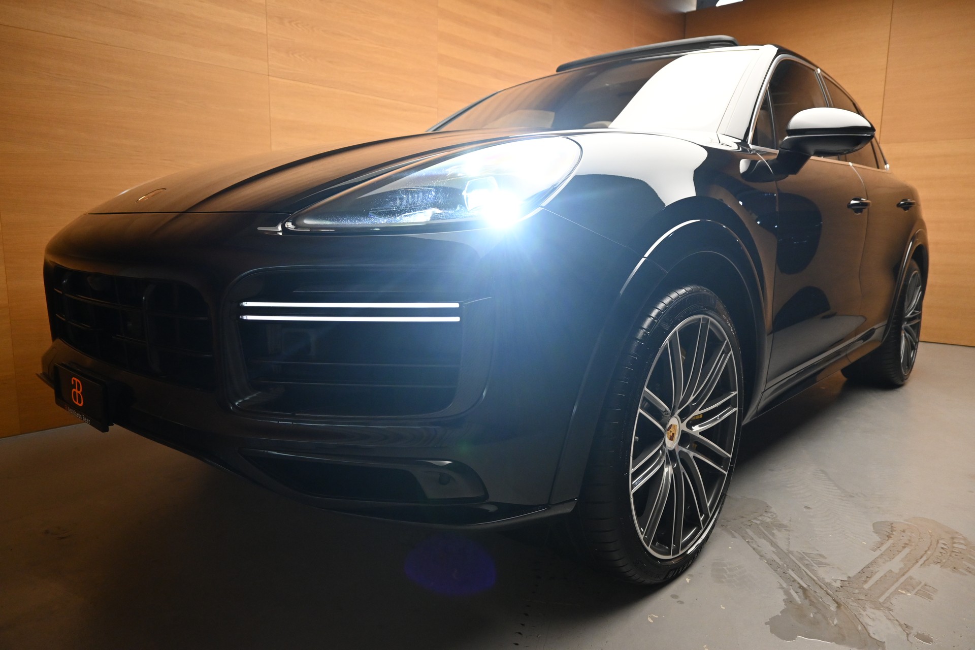 PORSCHE Cayenne Turbo S E-Hybrid-showroom-element-1
