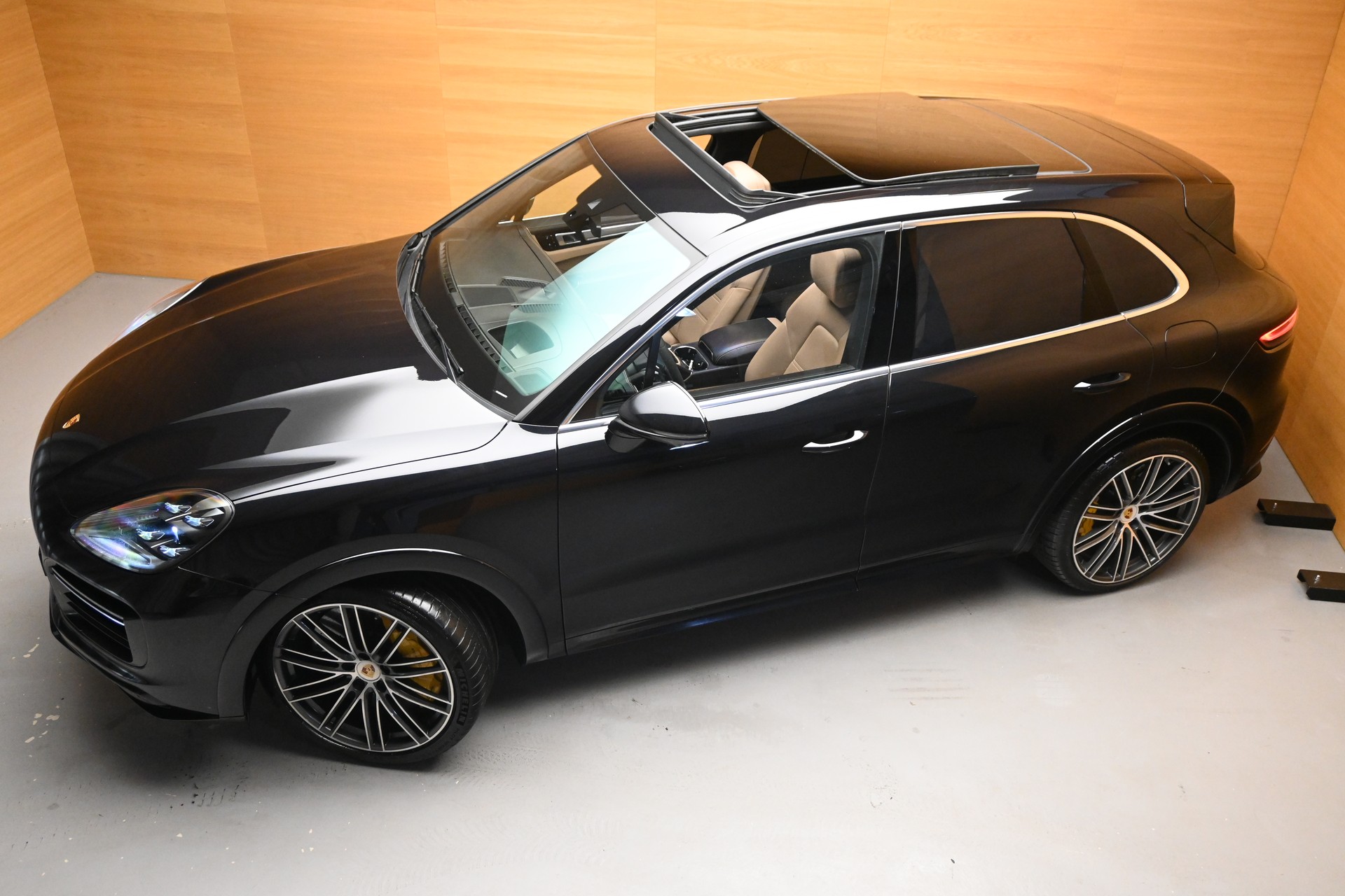 PORSCHE Cayenne Turbo S E-Hybrid-showroom-element-2