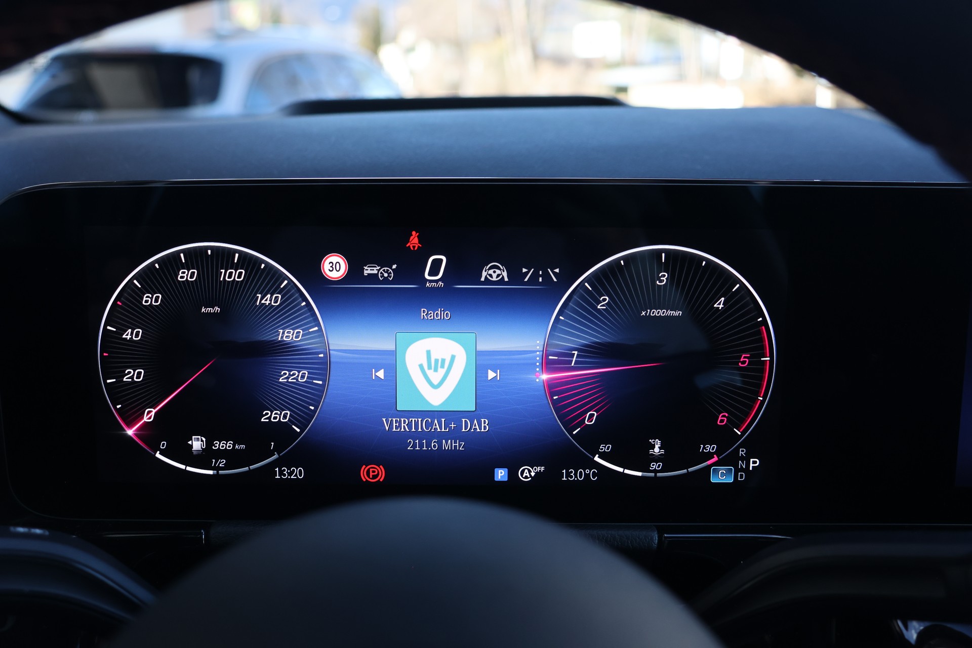 MERCEDES-BENZ GLA 220d 4Matic 8G-DCT-image-28
