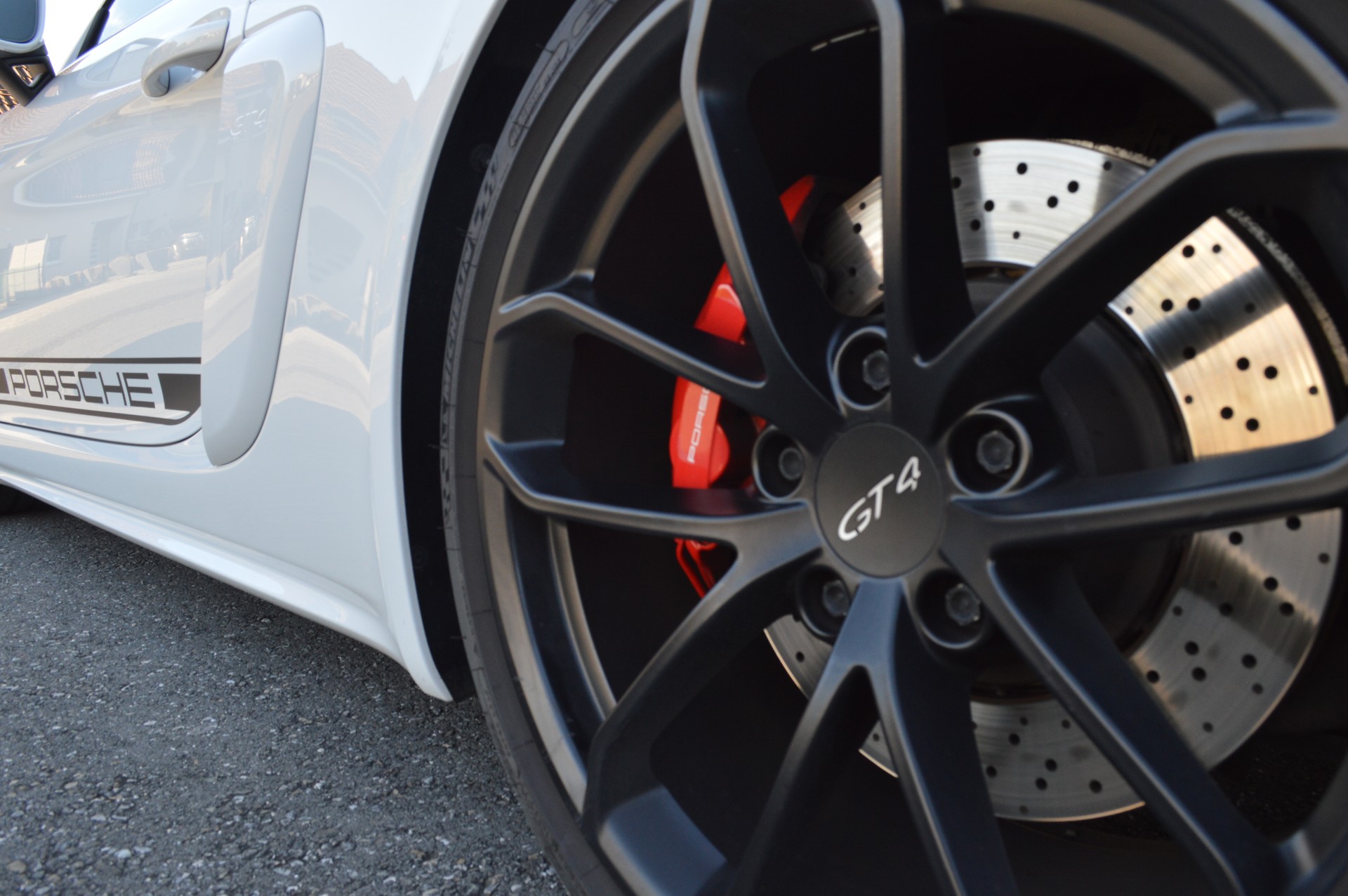 PORSCHE 718 Cayman GT4-image-18
