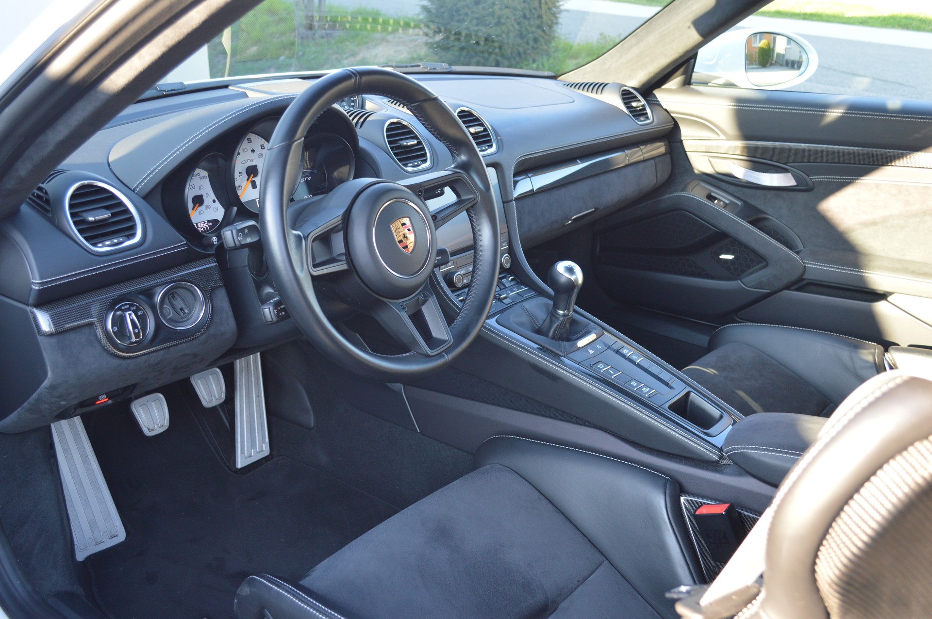 PORSCHE 718 Cayman GT4-image-13