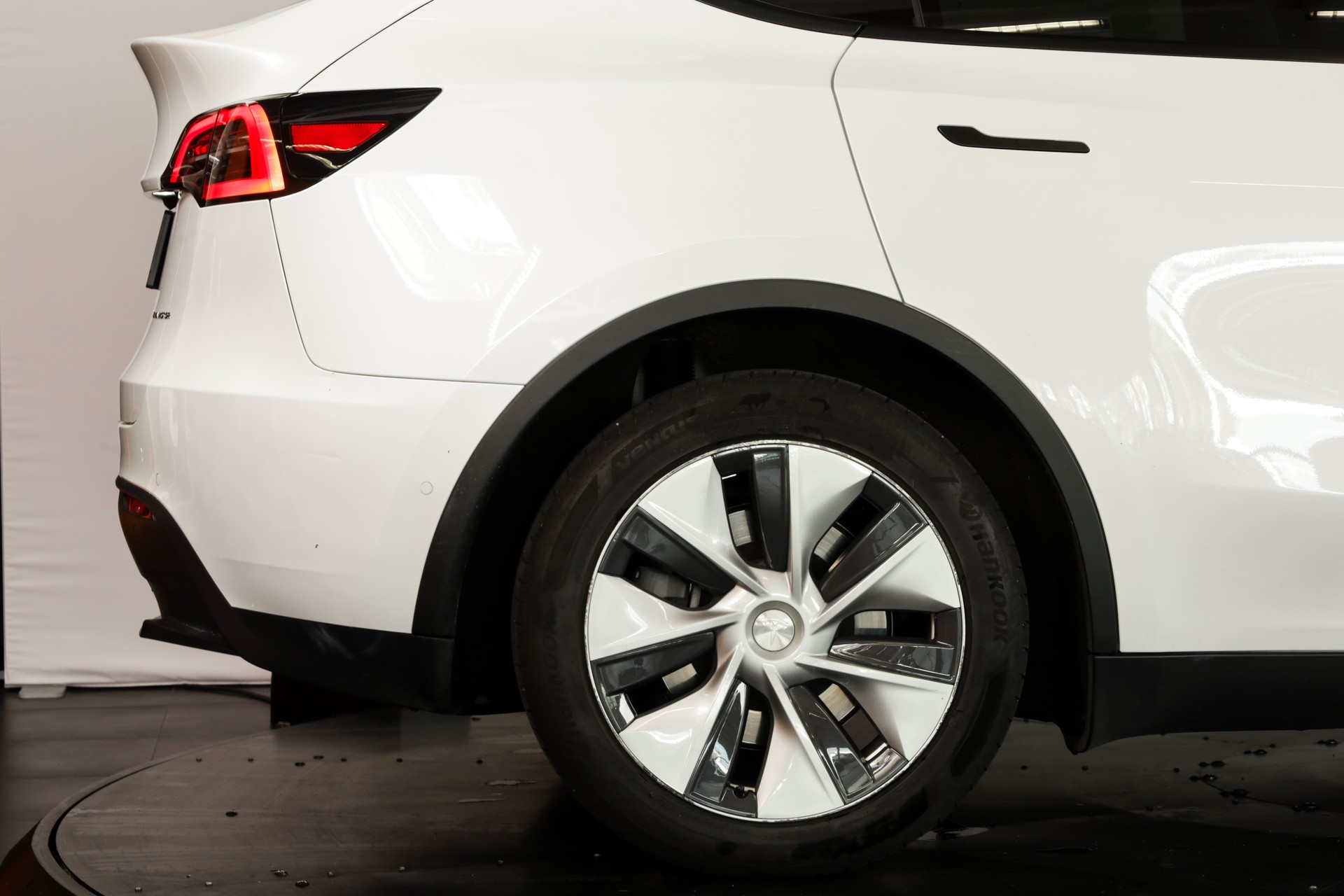 TESLA Model Y Long Range-image-7