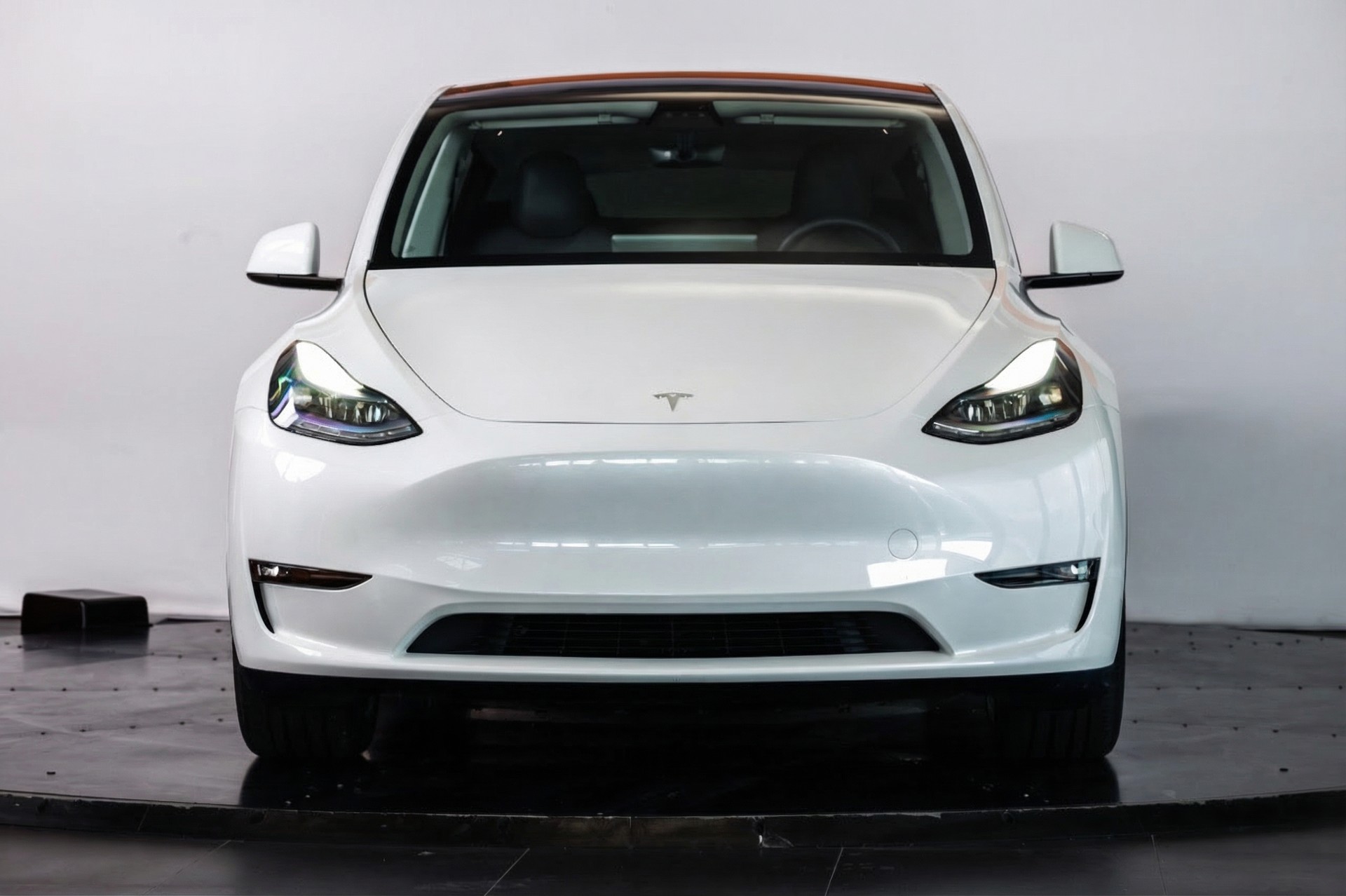 TESLA Model Y Long Range-showroom-element-1