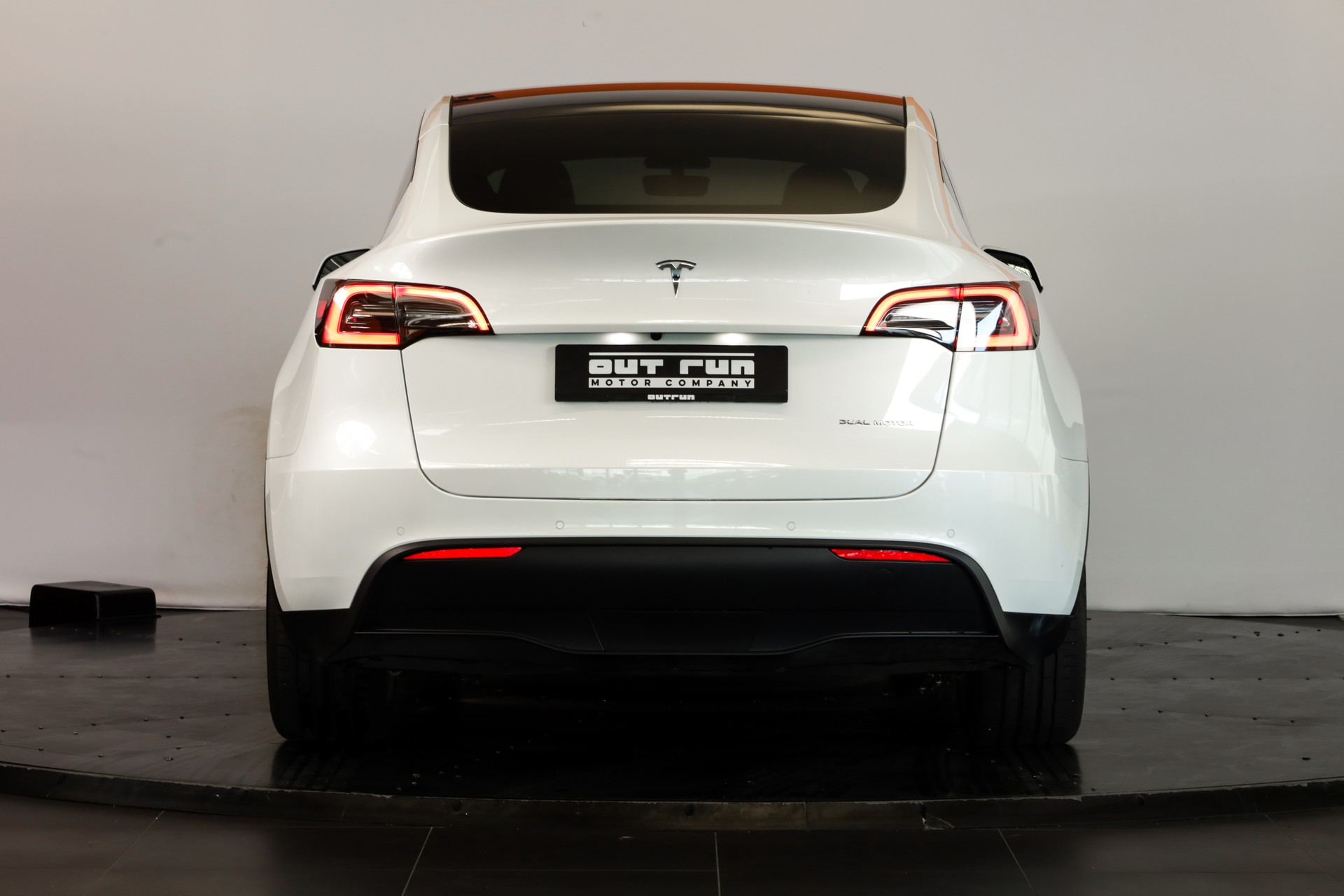 TESLA Model Y Long Range-showroom-element-2