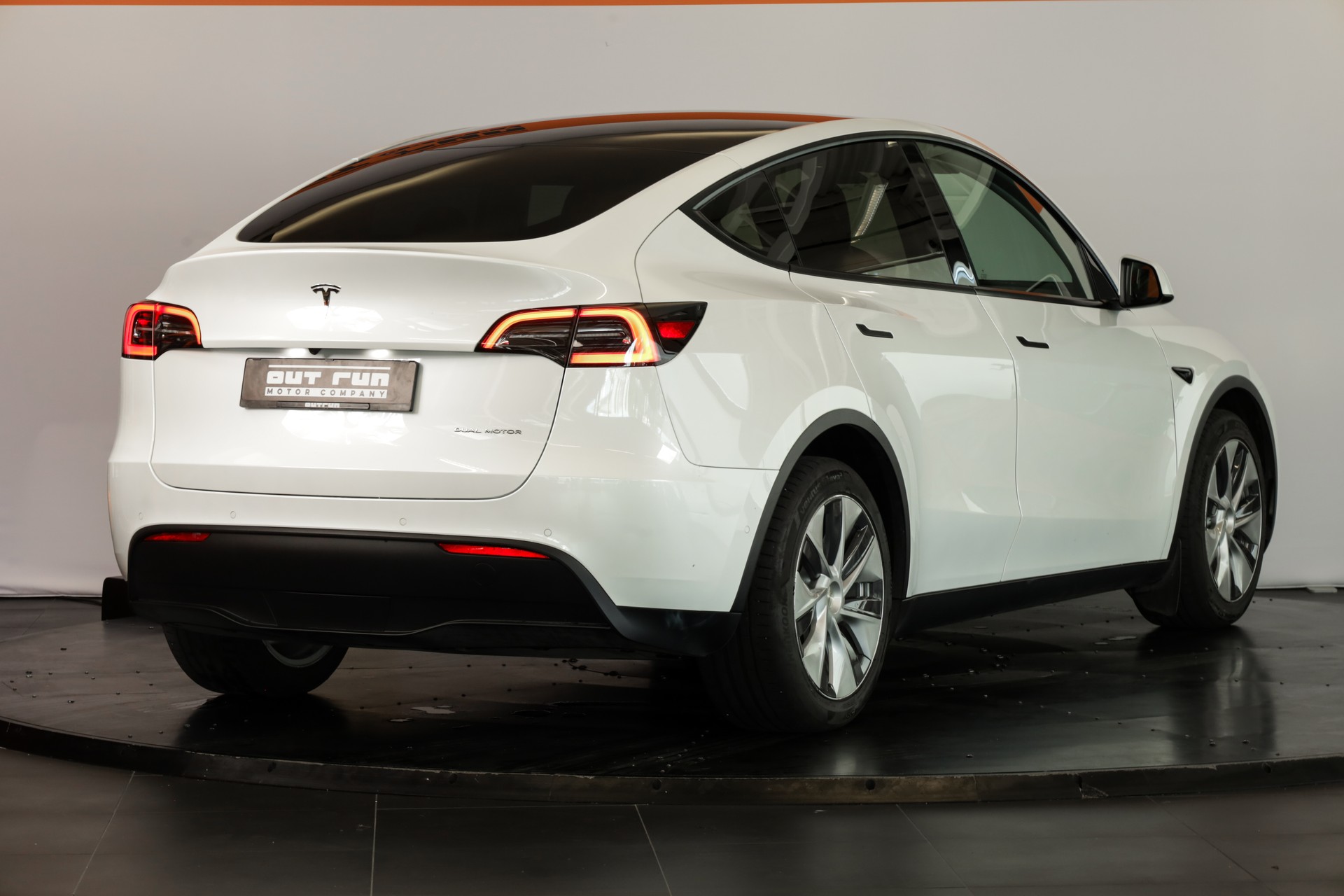 TESLA Model Y Long Range-showroom-element-3