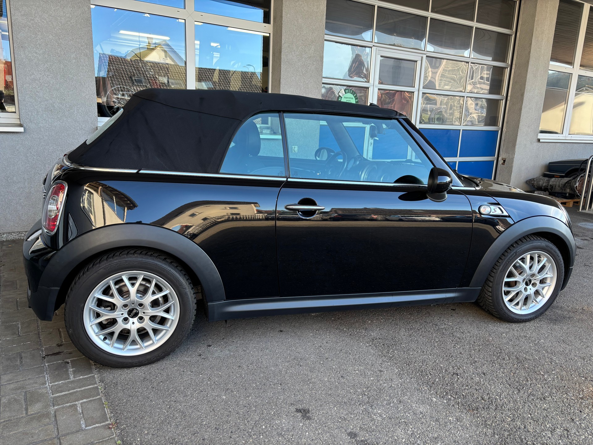 MINI Cooper S Cabriolet-image-2