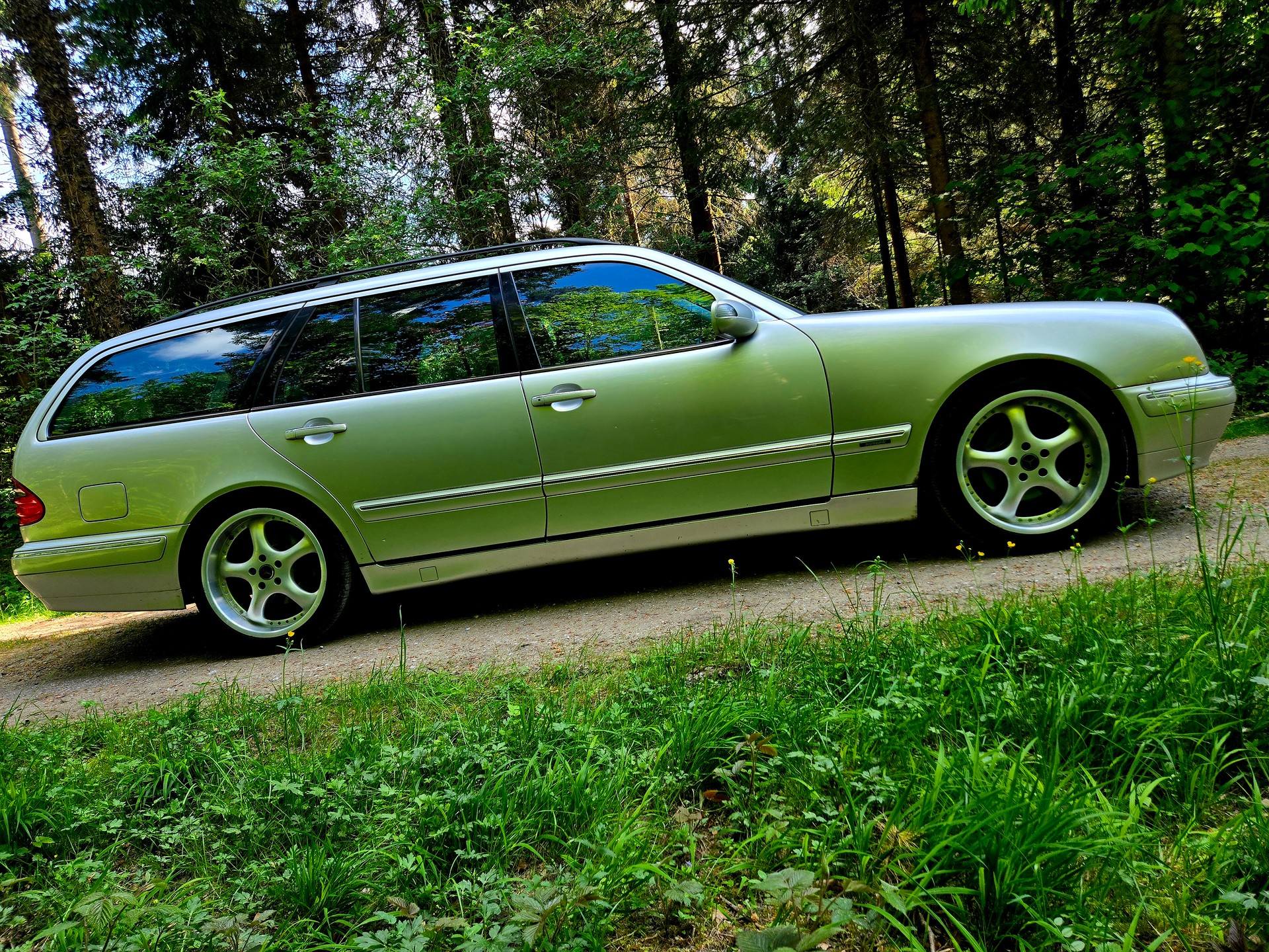 MERCEDES-BENZ E 240 Avantgarde-image-7