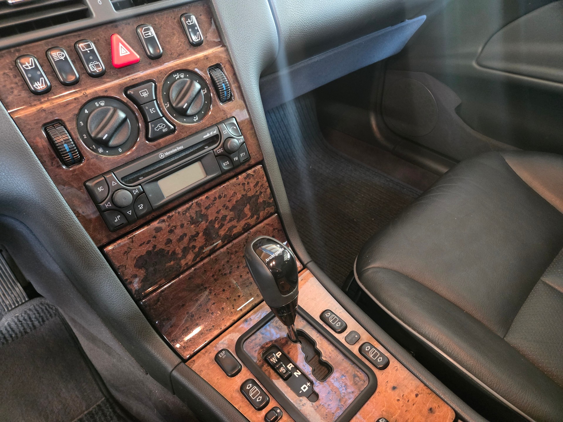 MERCEDES-BENZ E 240 Avantgarde-image-4