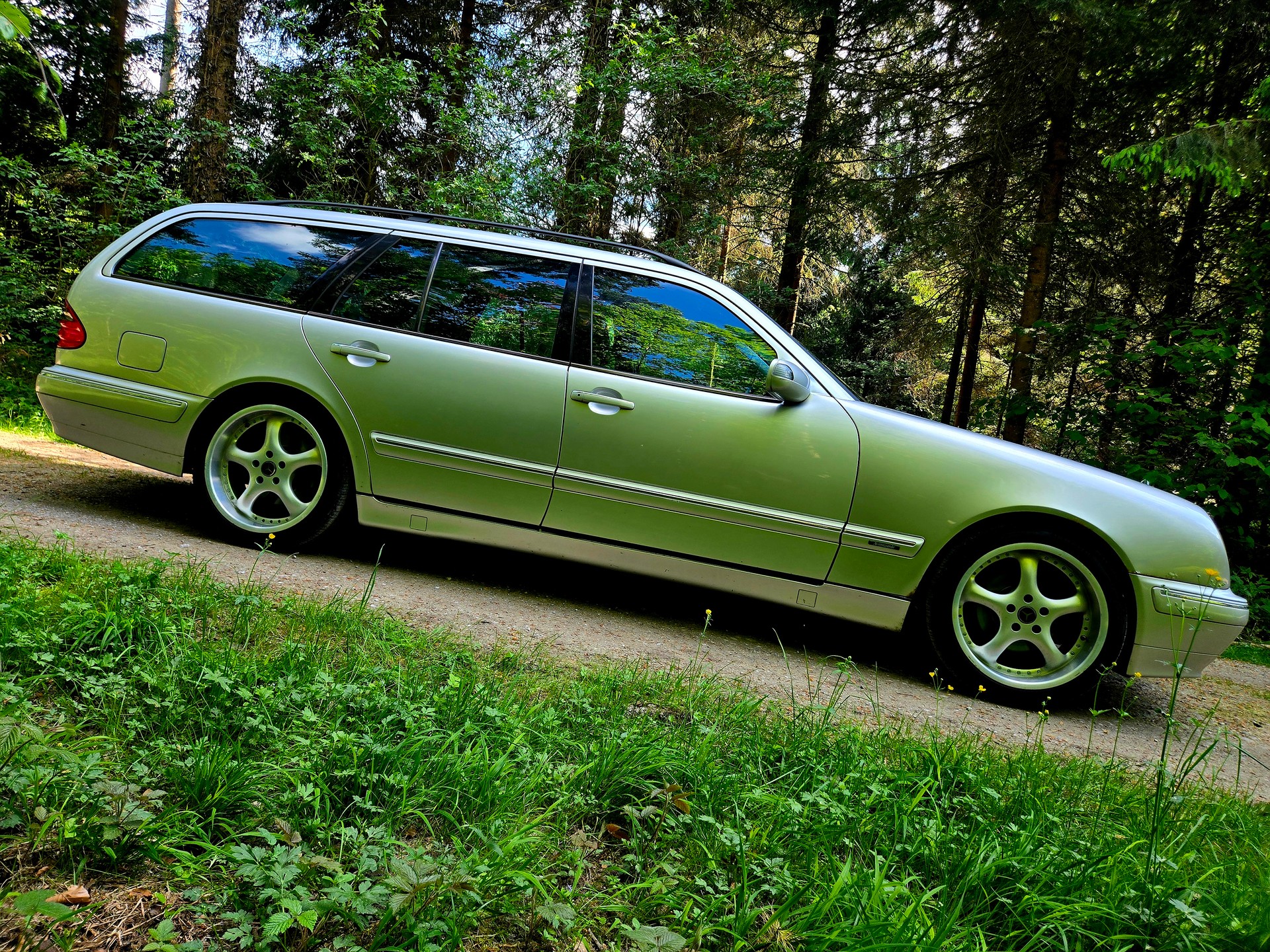 MERCEDES-BENZ E 240 Avantgarde-image-3