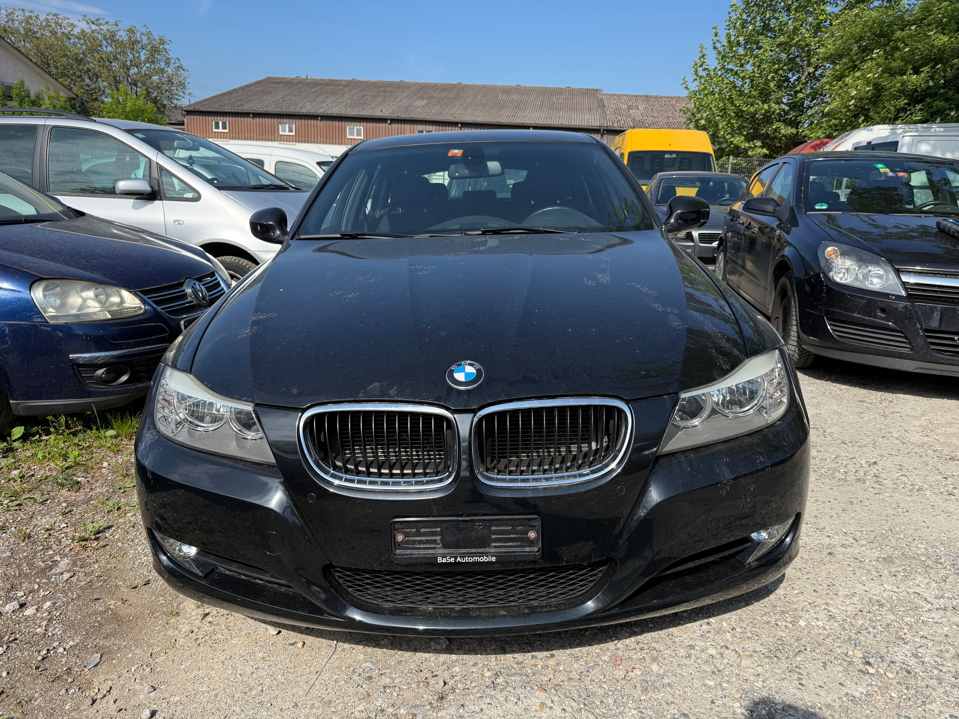 BMW 320i Touring-image-1