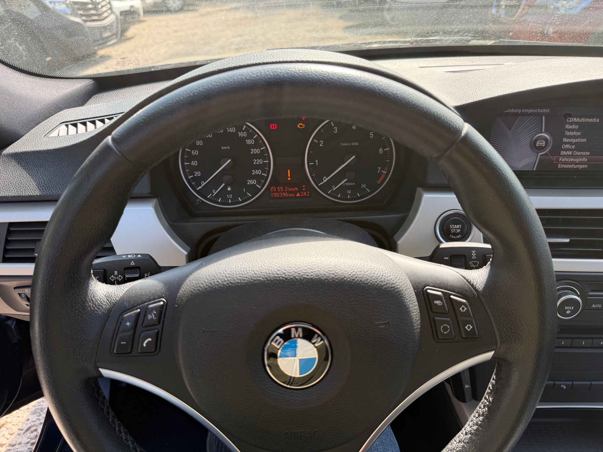 BMW 320i Touring-image-10
