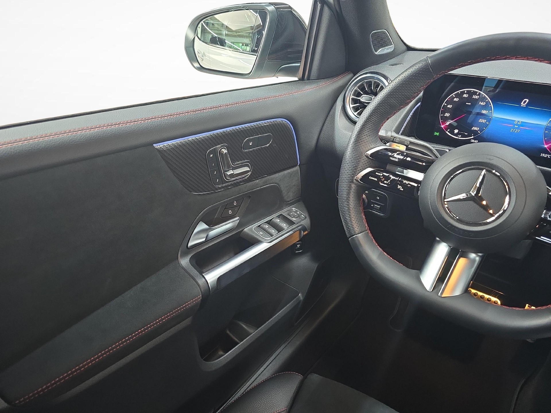 MERCEDES-BENZ GLB 220 4MATIC AMG Line-image-7