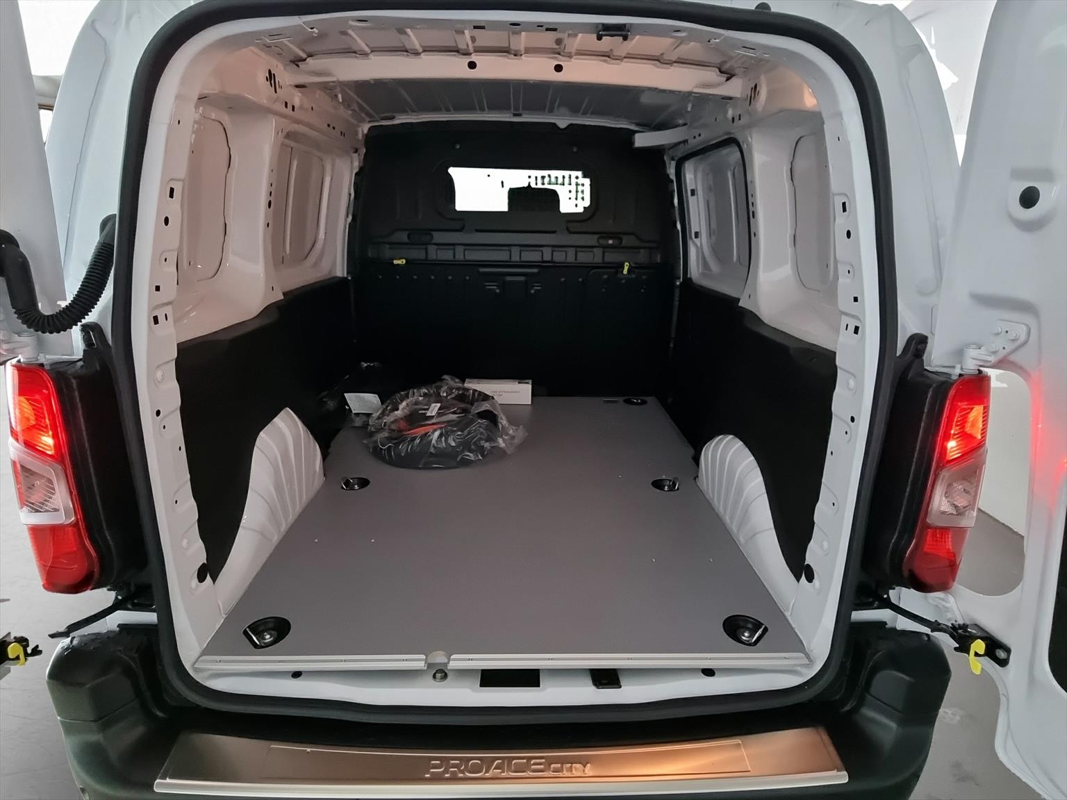 TOYOTA PROACE CITY Van L1 52KWh Active-image-15