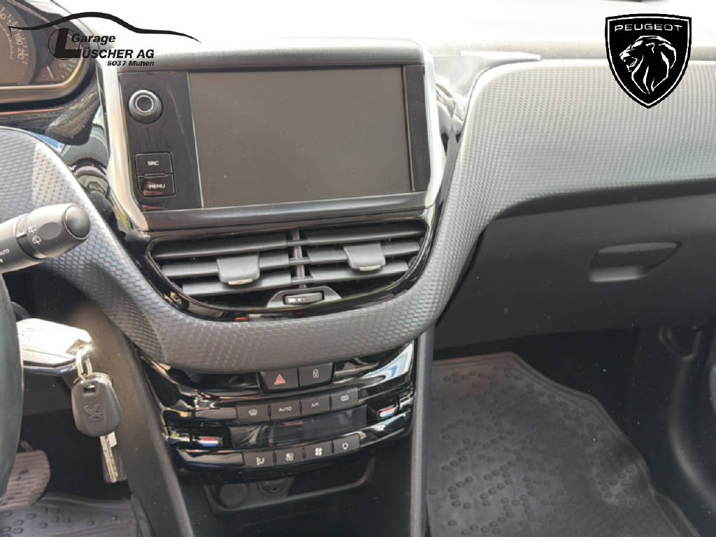 PEUGEOT 2008 1.2 PureTech 110 Allure S/S-image-12
