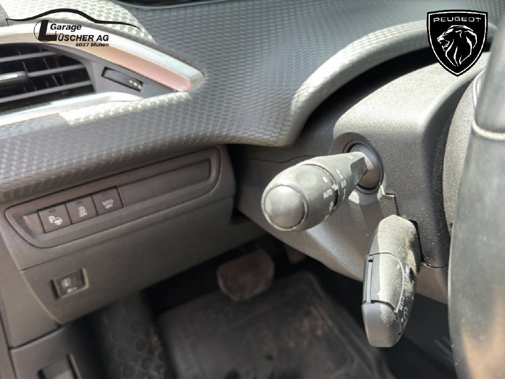PEUGEOT 2008 1.2 PureTech 110 Allure S/S-image-14