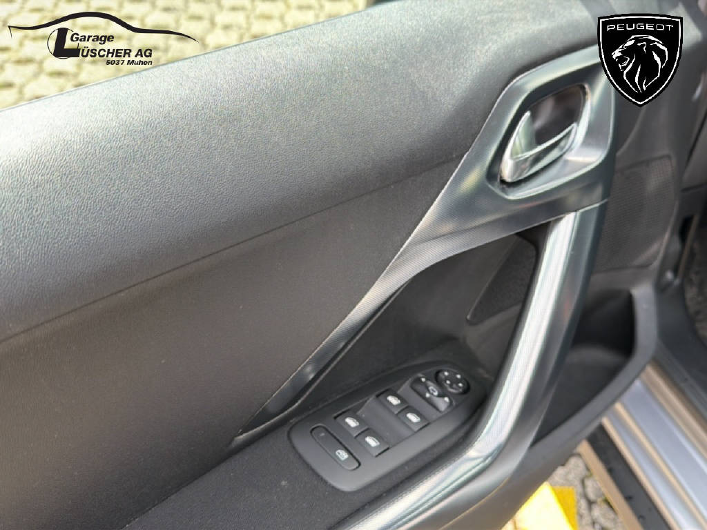 PEUGEOT 2008 1.2 PureTech 110 Allure S/S-image-11