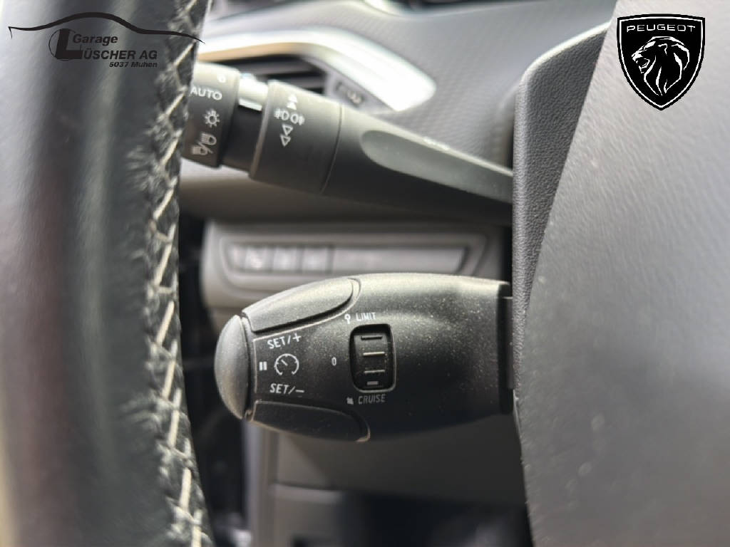 PEUGEOT 2008 1.2 PureTech 110 Allure S/S-image-16