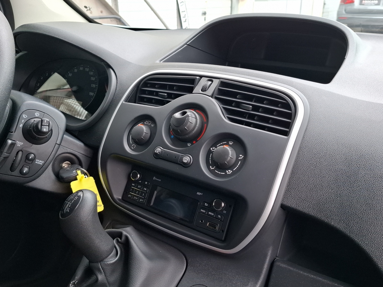 RENAULT Kangoo Medium dCi 90 ENERGY Business Anhängerkupplung // 3-Plätzer-image-11