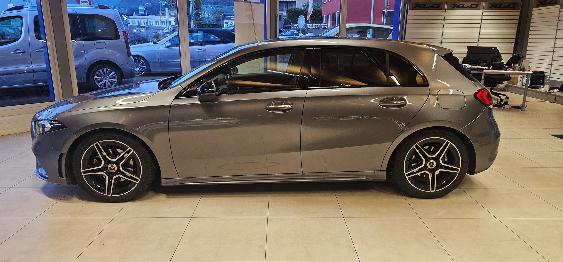 MERCEDES-BENZ A 200 4Matic AMG Line 8G-DCT-image-3