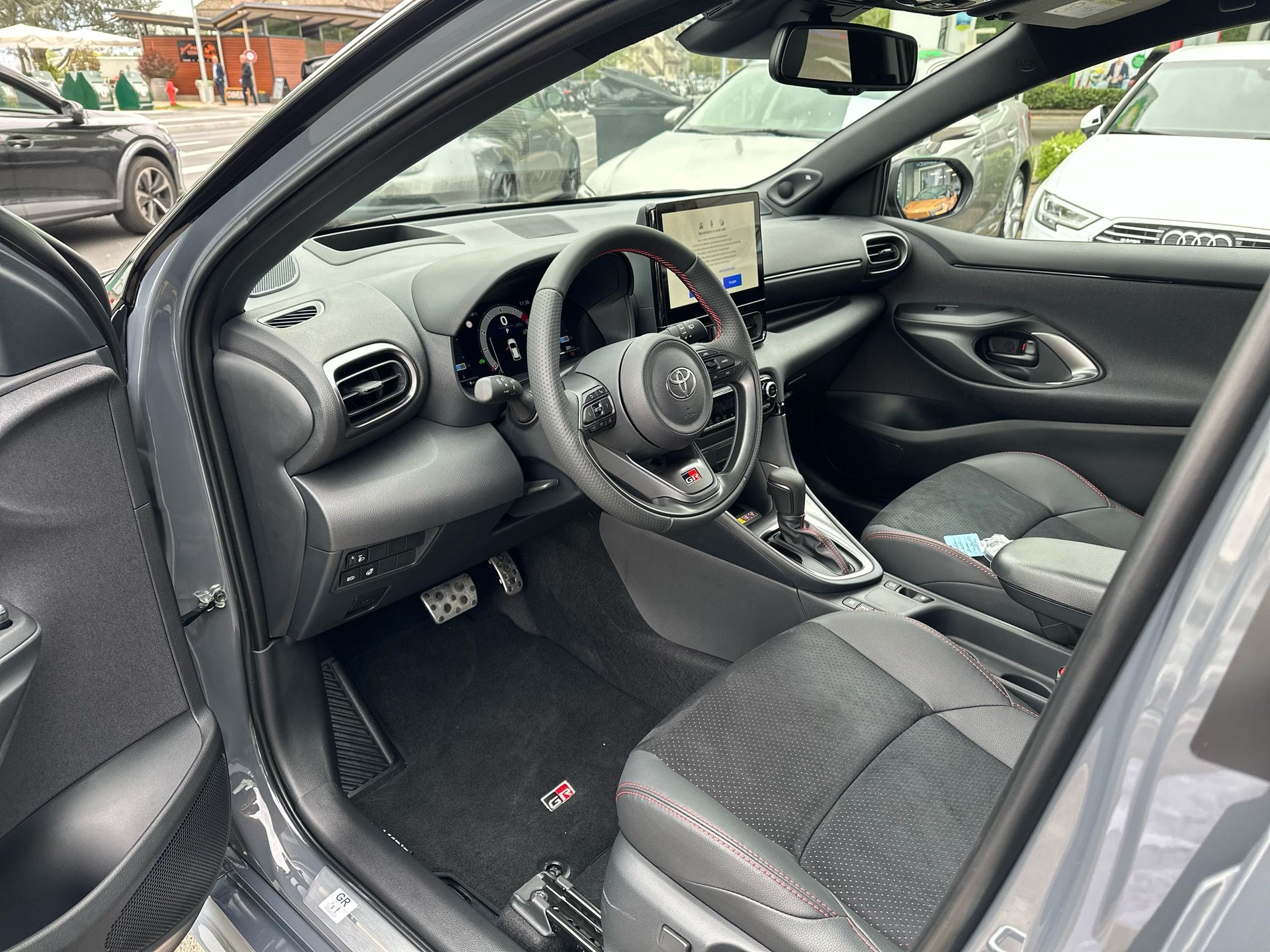 TOYOTA Yaris 1.5 GR Sport e-CVT-image-5