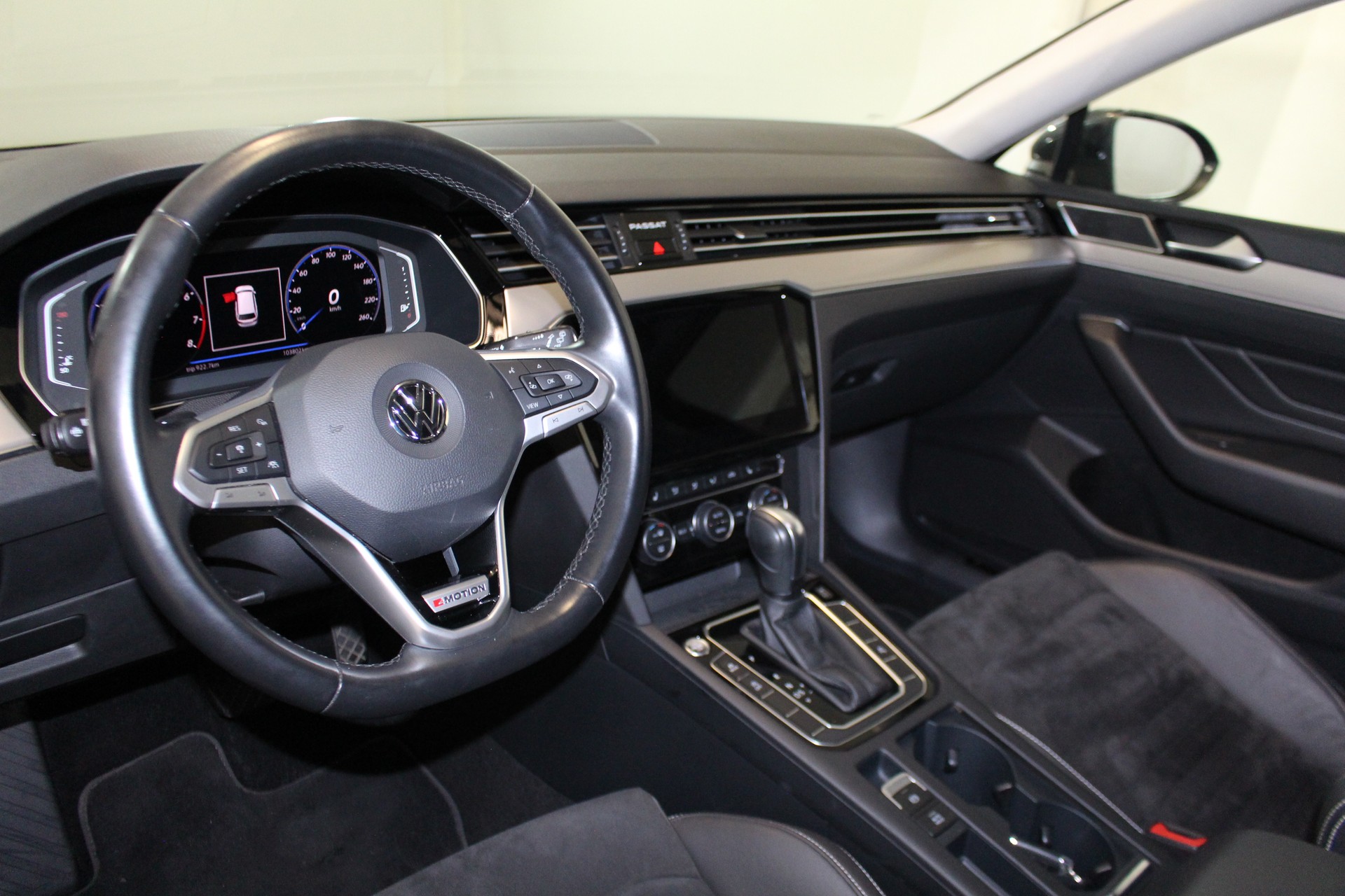 VW Passat Variant 2.0 TSI Elegance DSG 4m-image-11