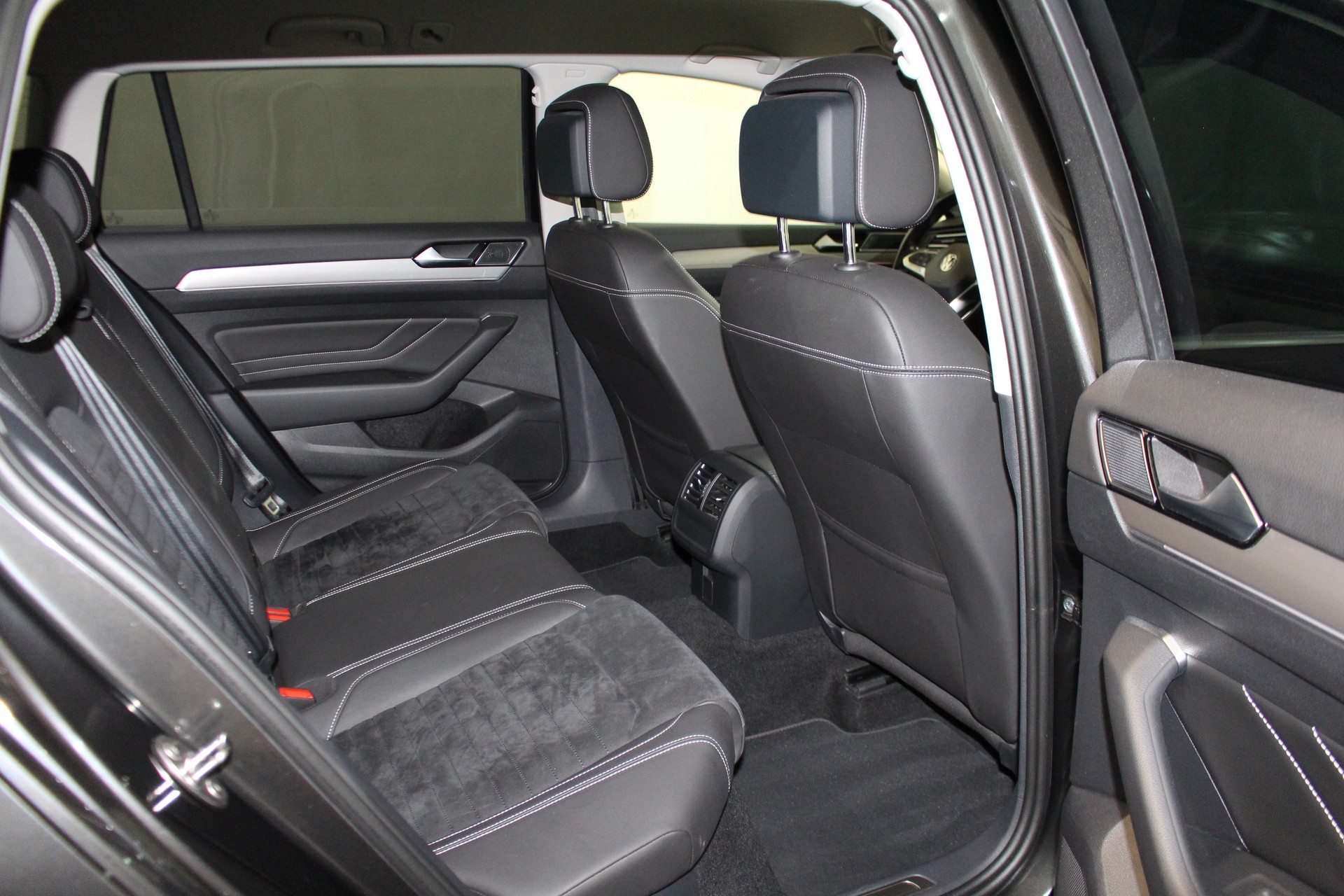 VW Passat Variant 2.0 TSI Elegance DSG 4m-image-9