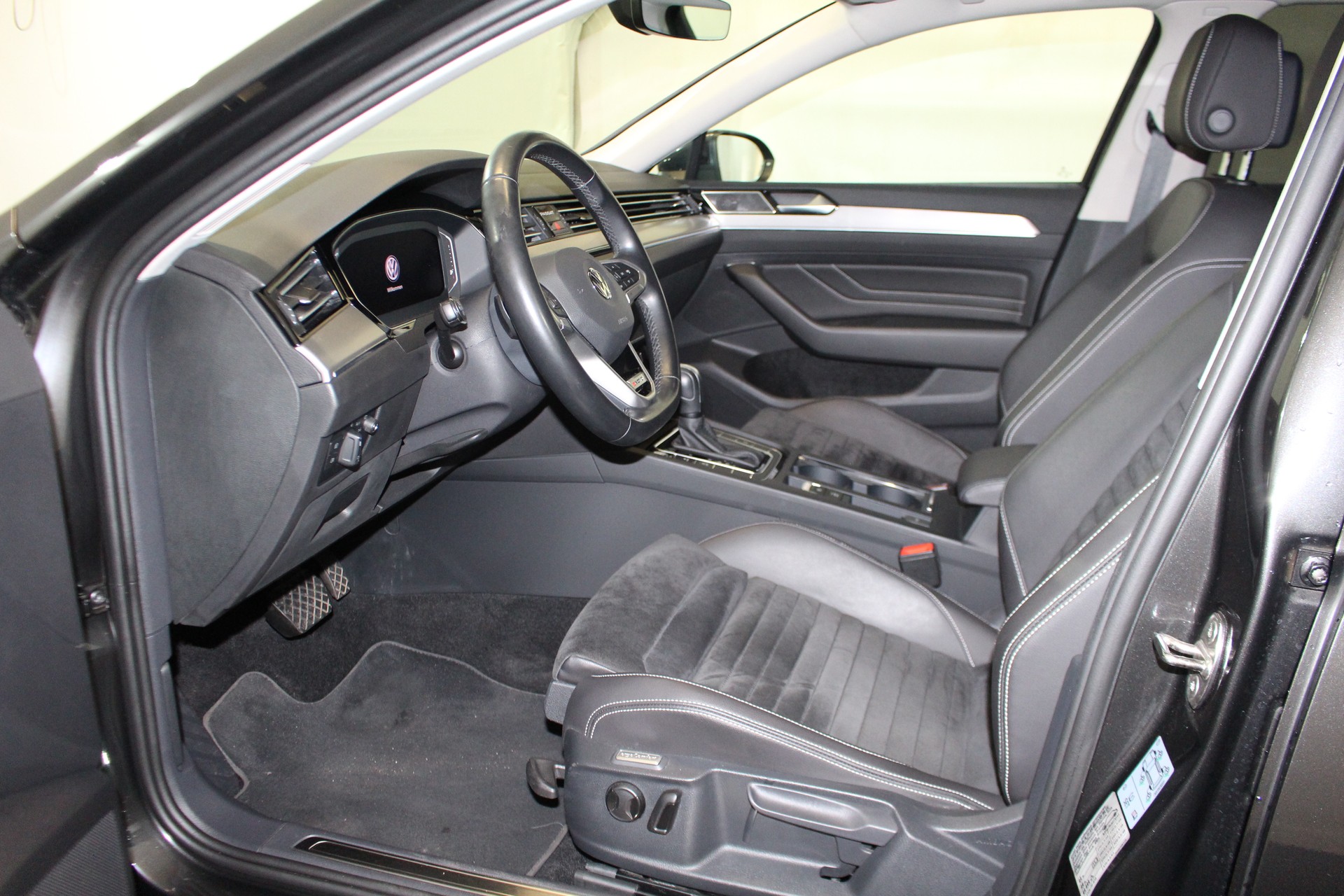VW Passat Variant 2.0 TSI Elegance DSG 4m-image-6