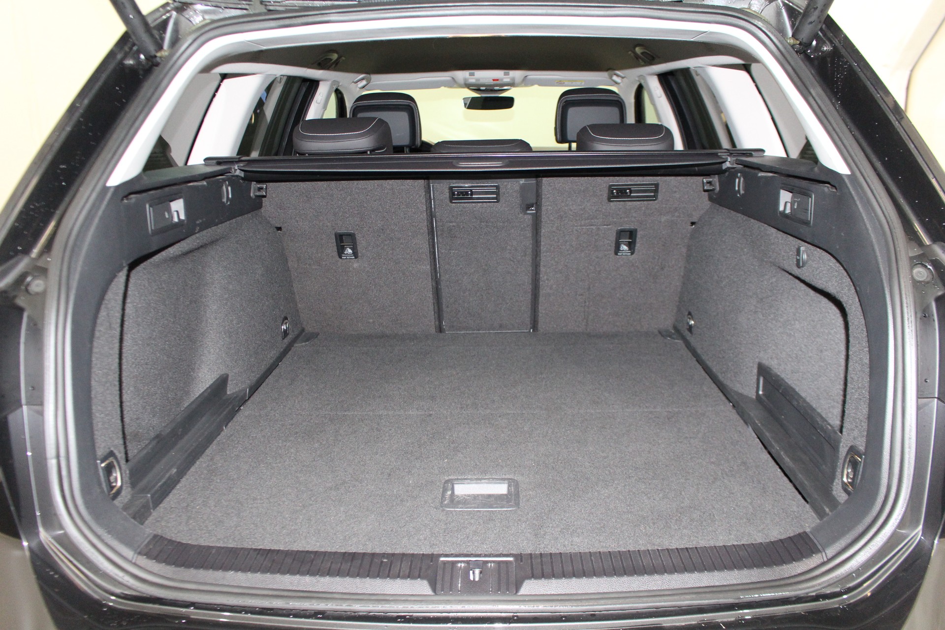 VW Passat Variant 2.0 TSI Elegance DSG 4m-image-8