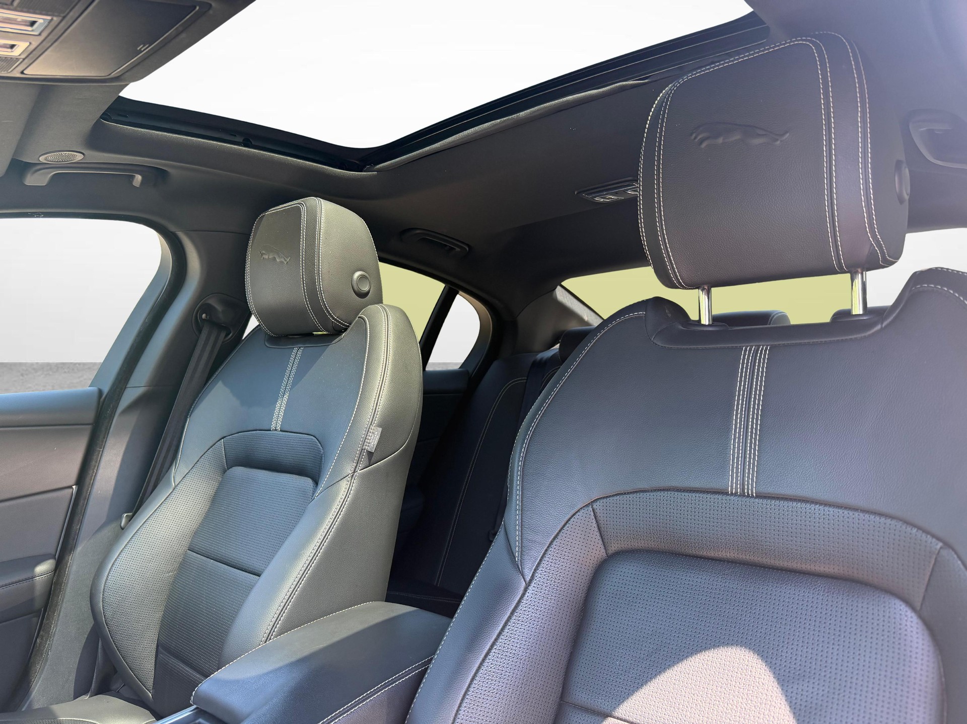 JAGUAR XE 2.0 T 300 R-Dynamic Black AWD-showroom-element-2