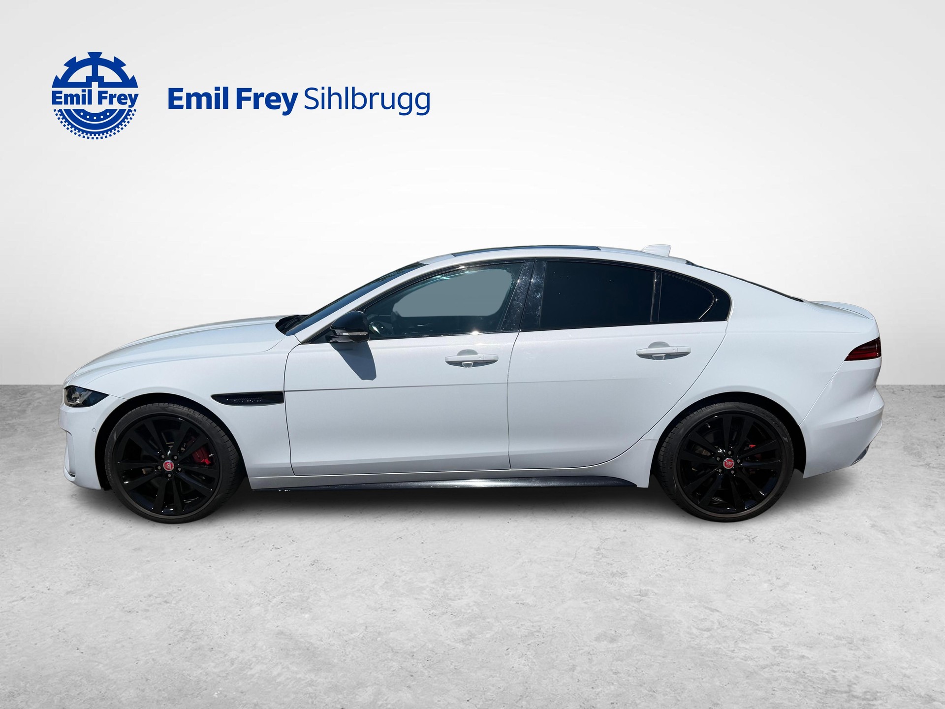 JAGUAR XE 2.0 T 300 R-Dynamic Black AWD-image-4