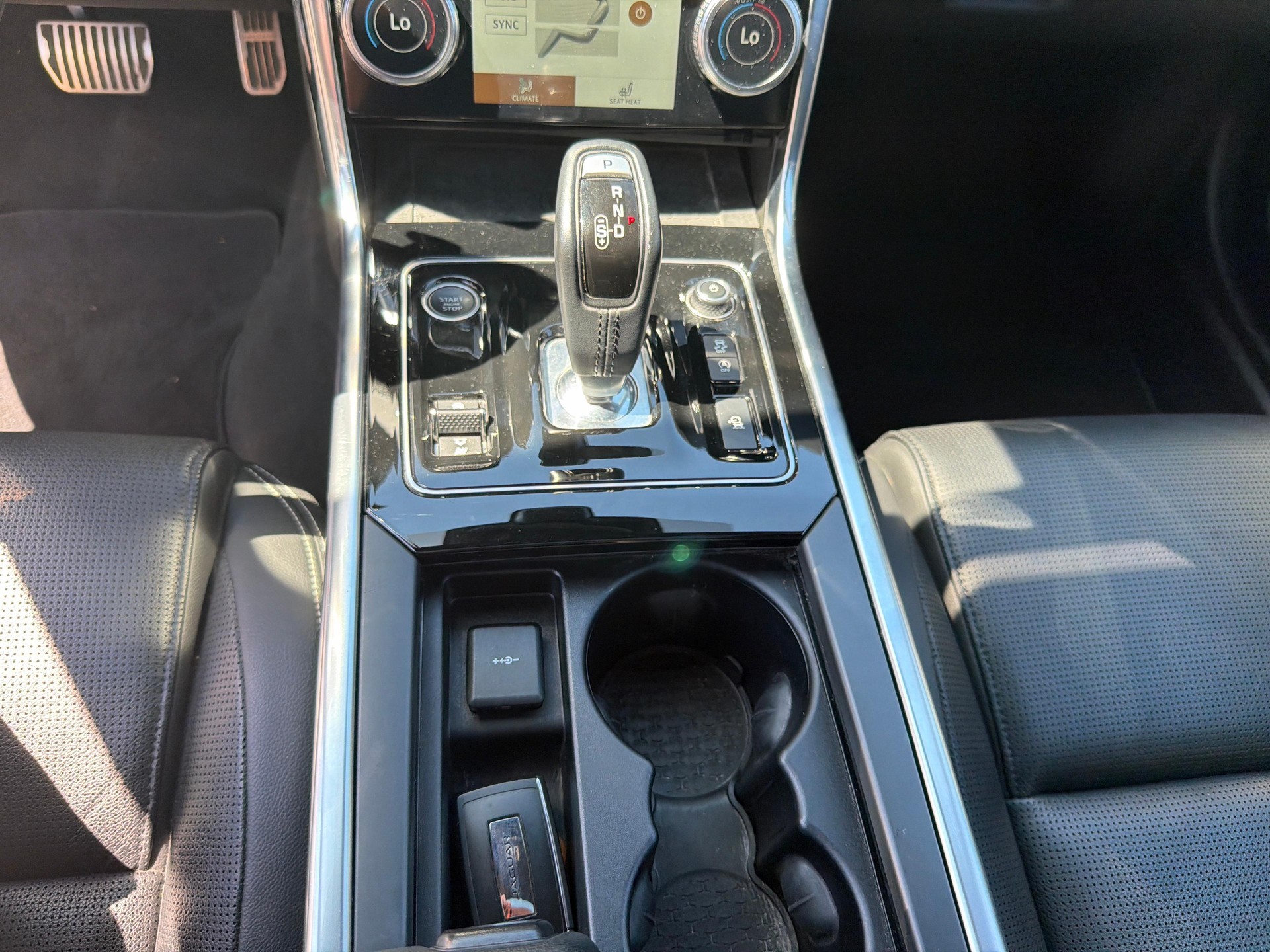 JAGUAR XE 2.0 T 300 R-Dynamic Black AWD-image-5