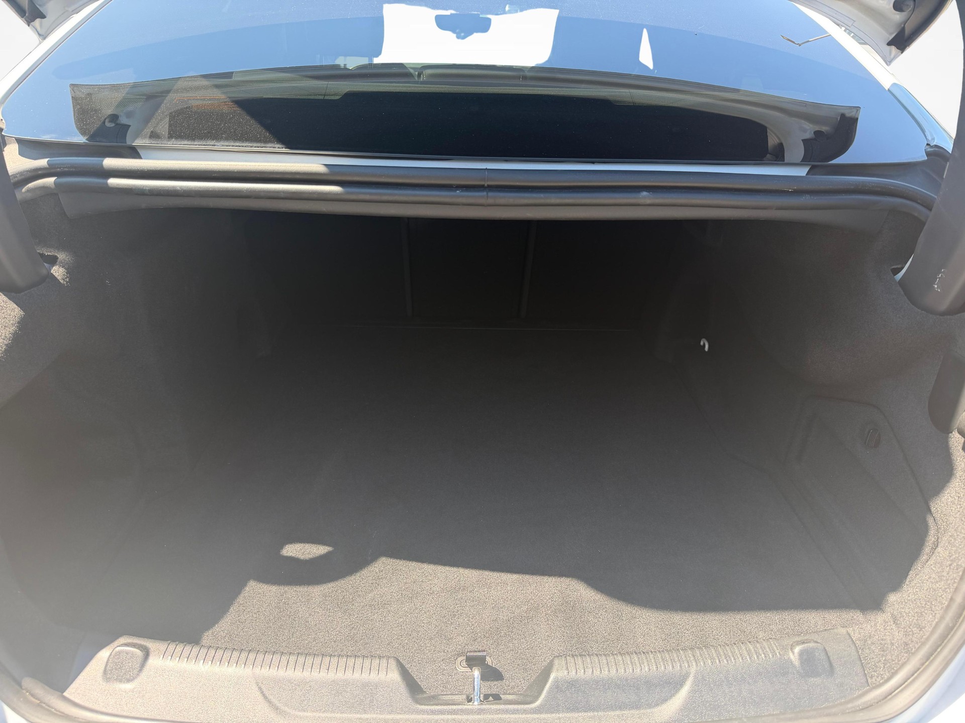 JAGUAR XE 2.0 T 300 R-Dynamic Black AWD-image-9
