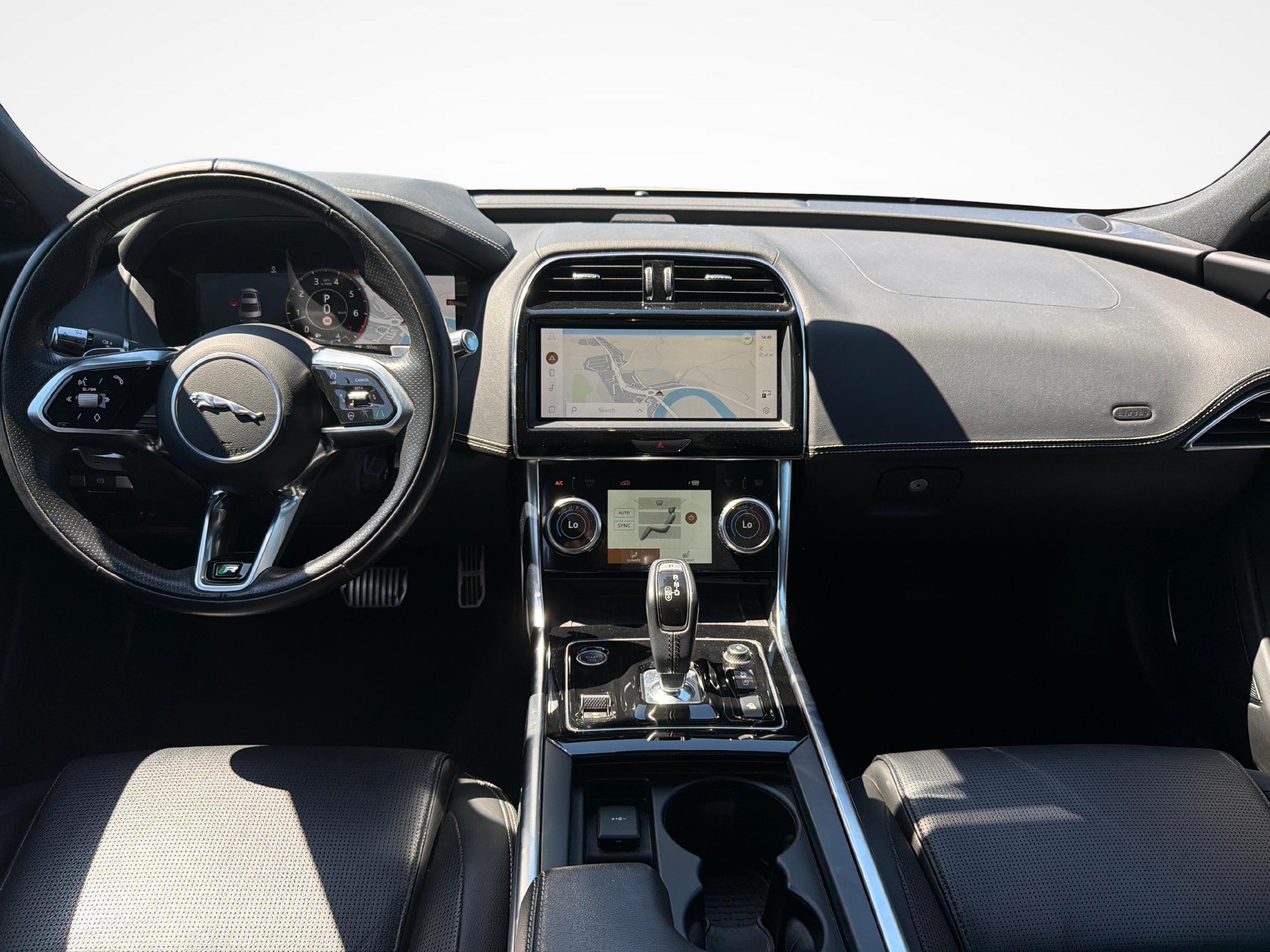 JAGUAR XE 2.0 T 300 R-Dynamic Black AWD-image-10