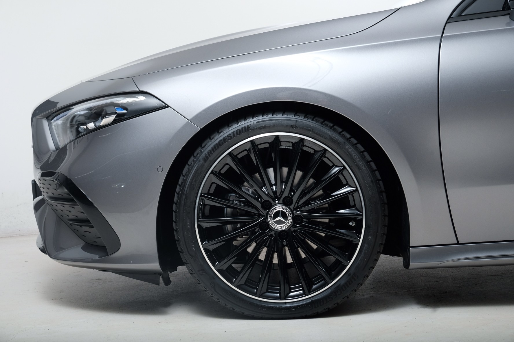 MERCEDES-BENZ A 200 Night Star 7G-DCT-showroom-element-2
