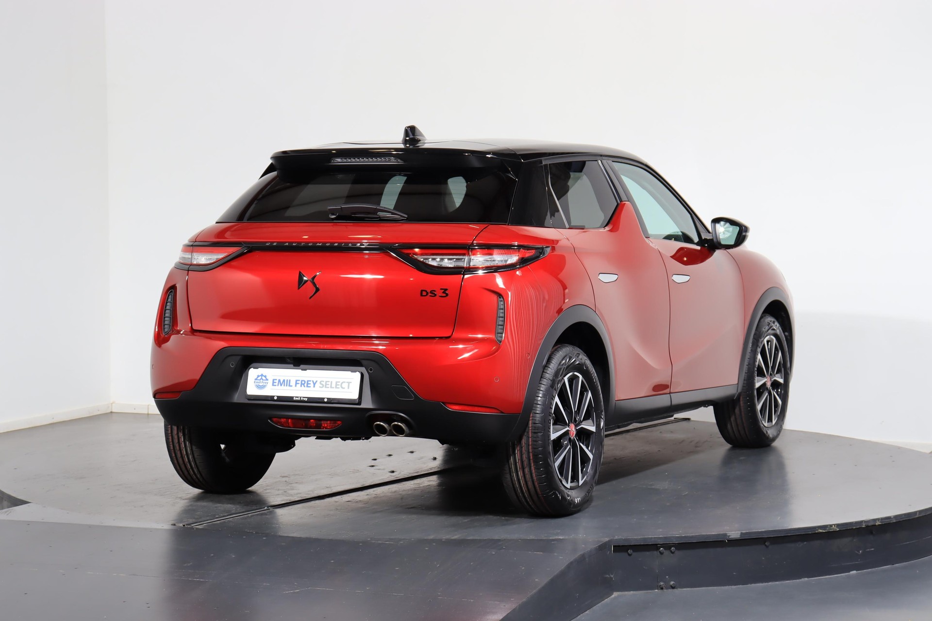 DS AUTOMOBILES 3 Crossback 1.2 PureTech 130 Ligne Noire-showroom-element-2