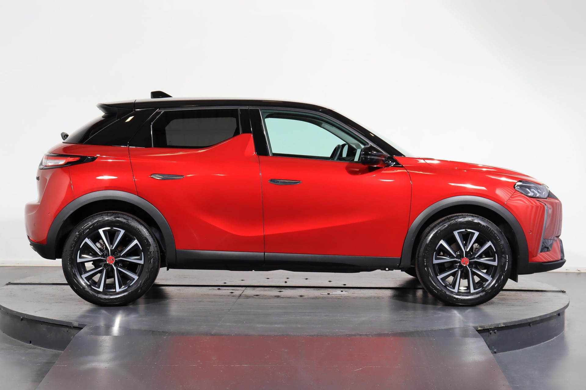 DS AUTOMOBILES 3 Crossback 1.2 PureTech 130 Ligne Noire-showroom-element-1