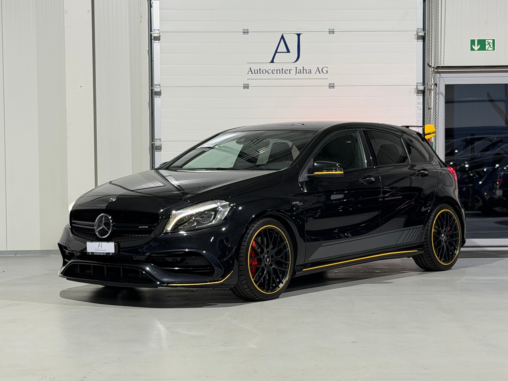 MERCEDES-BENZ A 45 AMG Yellow Night Edition 4Matic 7G-DCT (CH)-showroom-element-2