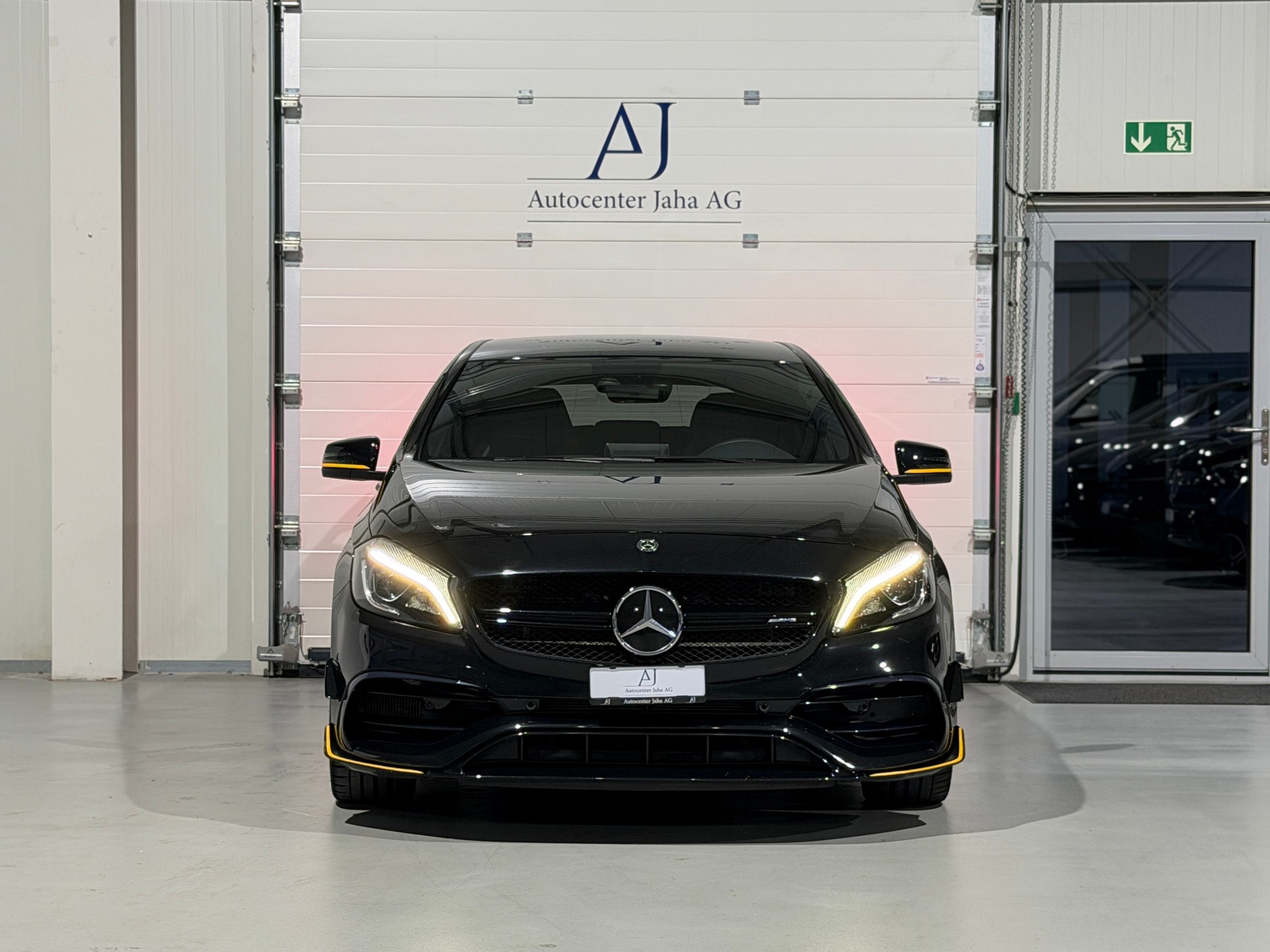 MERCEDES-BENZ A 45 AMG Yellow Night Edition 4Matic 7G-DCT (CH)-showroom-element-3