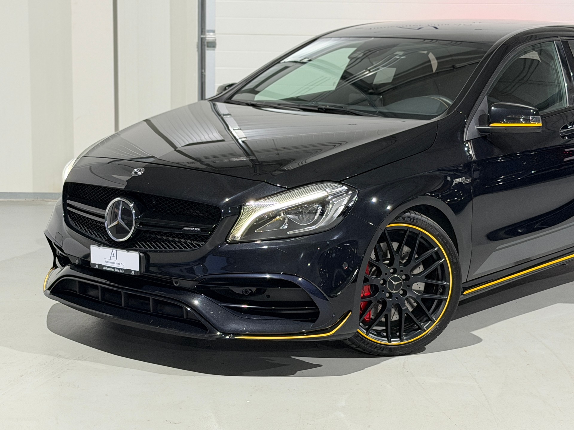MERCEDES-BENZ A 45 AMG Yellow Night Edition 4Matic 7G-DCT (CH)-showroom-element-1