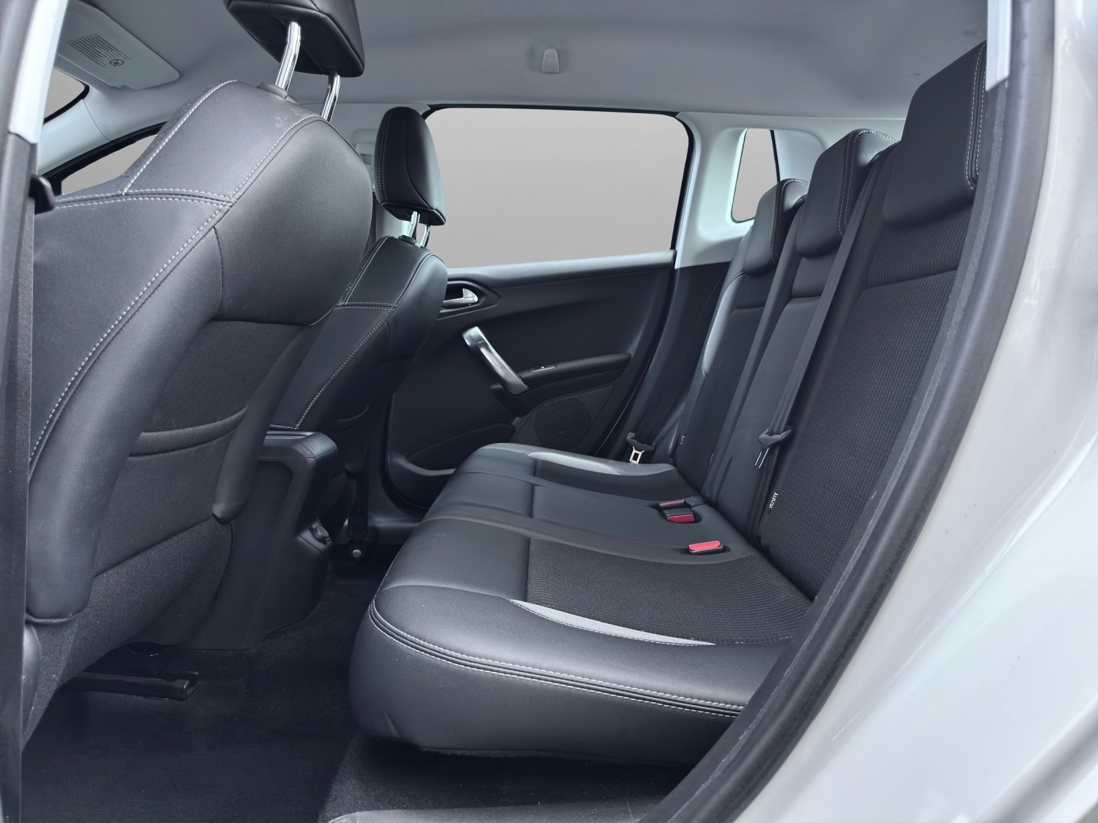 PEUGEOT 2008 1.6 e-HDi Allure EGS6-image-10