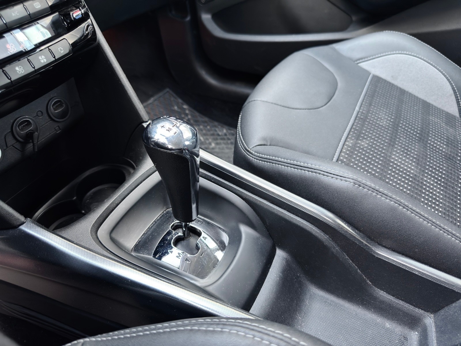 PEUGEOT 2008 1.6 e-HDi Allure EGS6-image-16