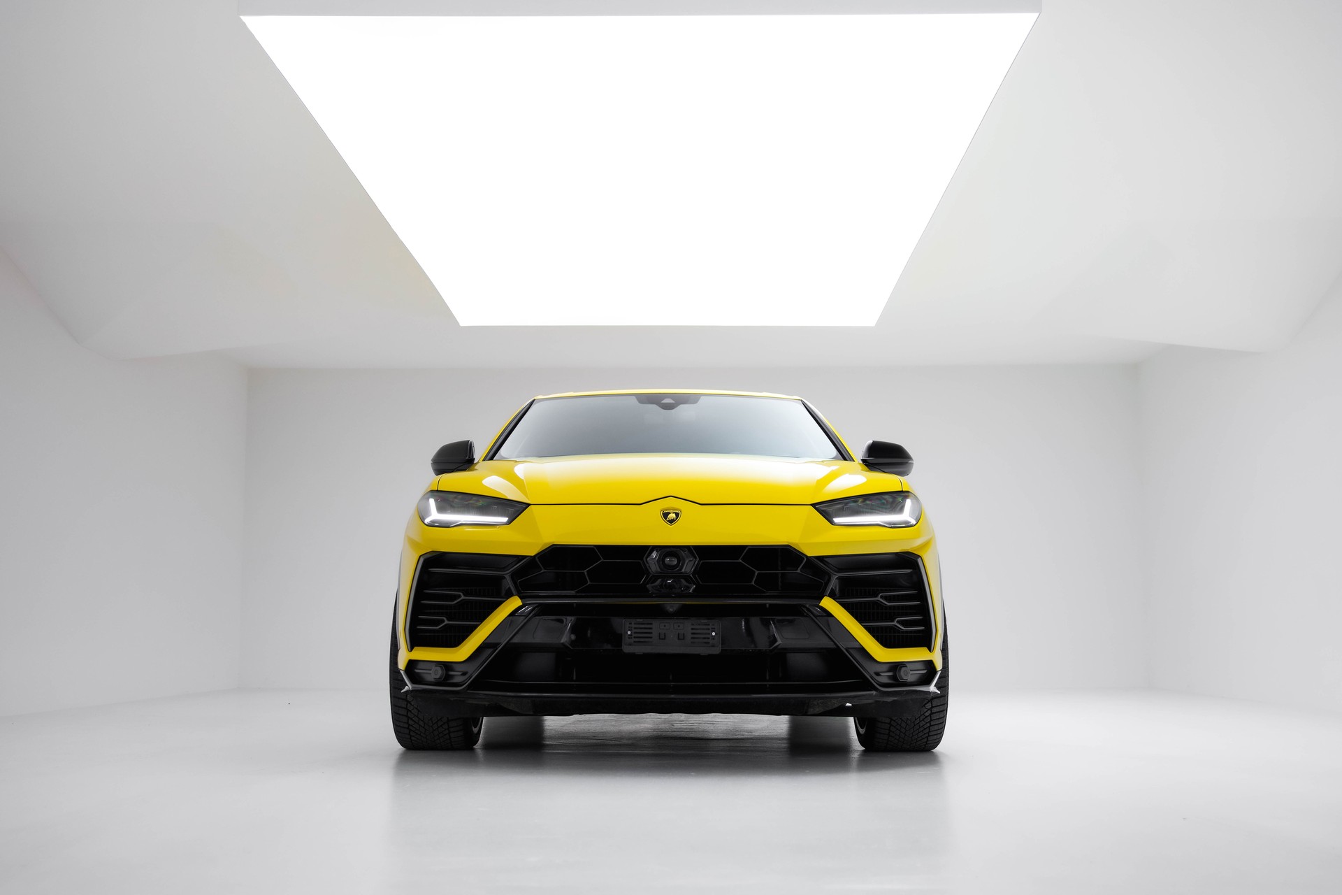 LAMBORGHINI Urus E-Gear-showroom-element-2
