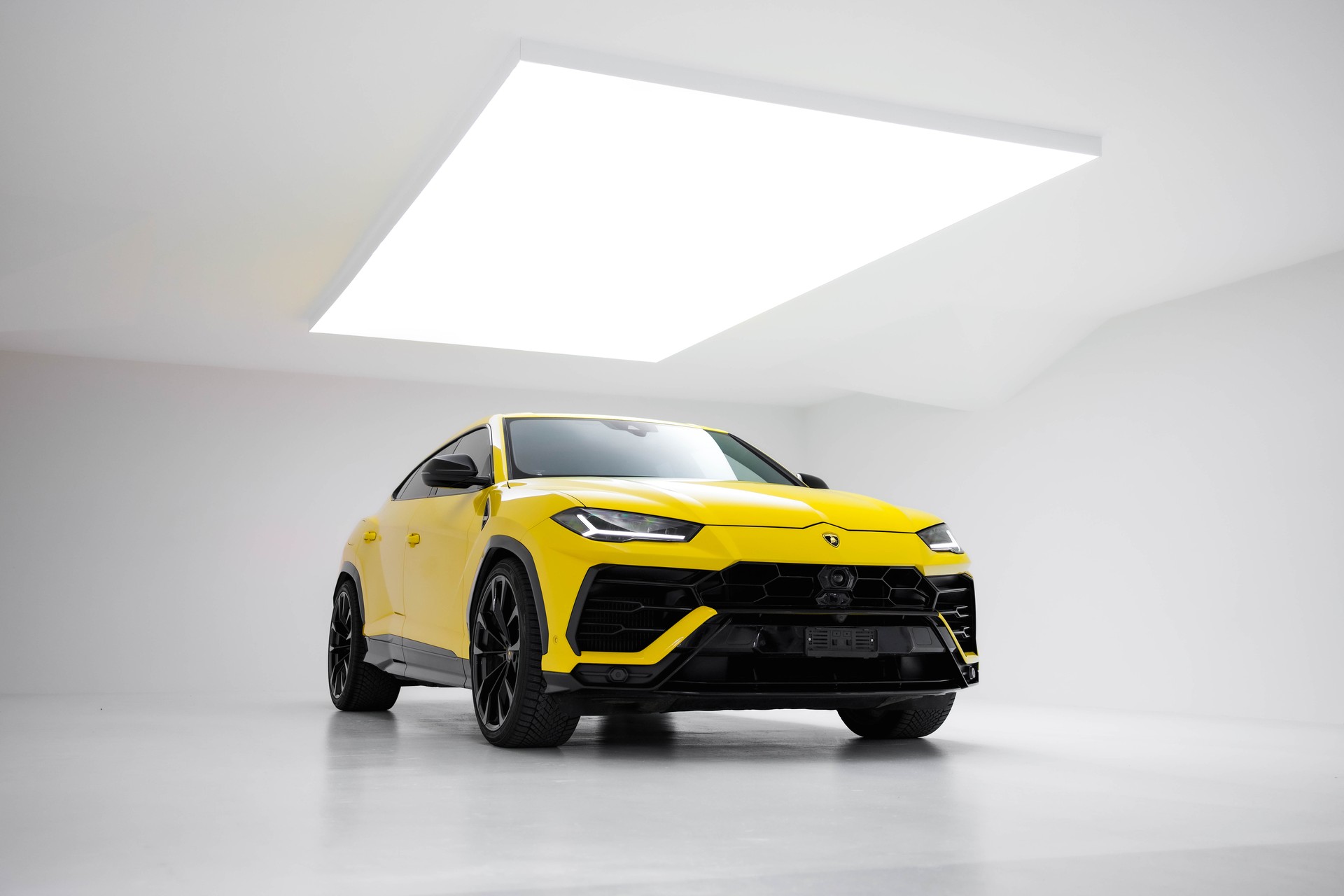 LAMBORGHINI Urus E-Gear-showroom-element-3