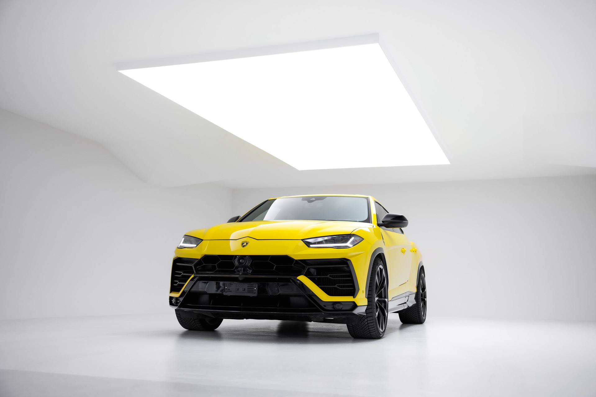 LAMBORGHINI Urus E-Gear-showroom-element-1